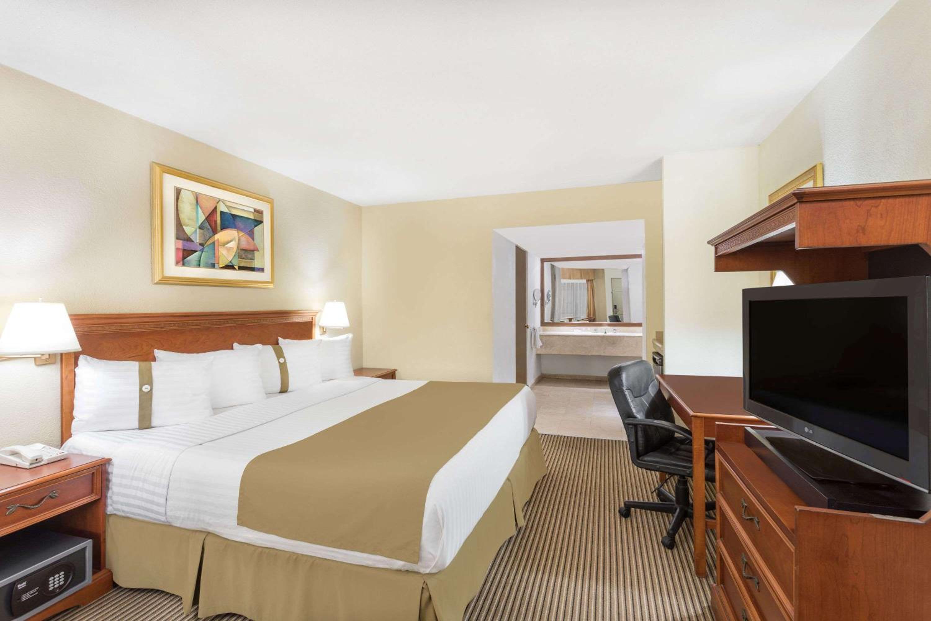 King Suite - Disability Access/Non-Smoking - Photo 1