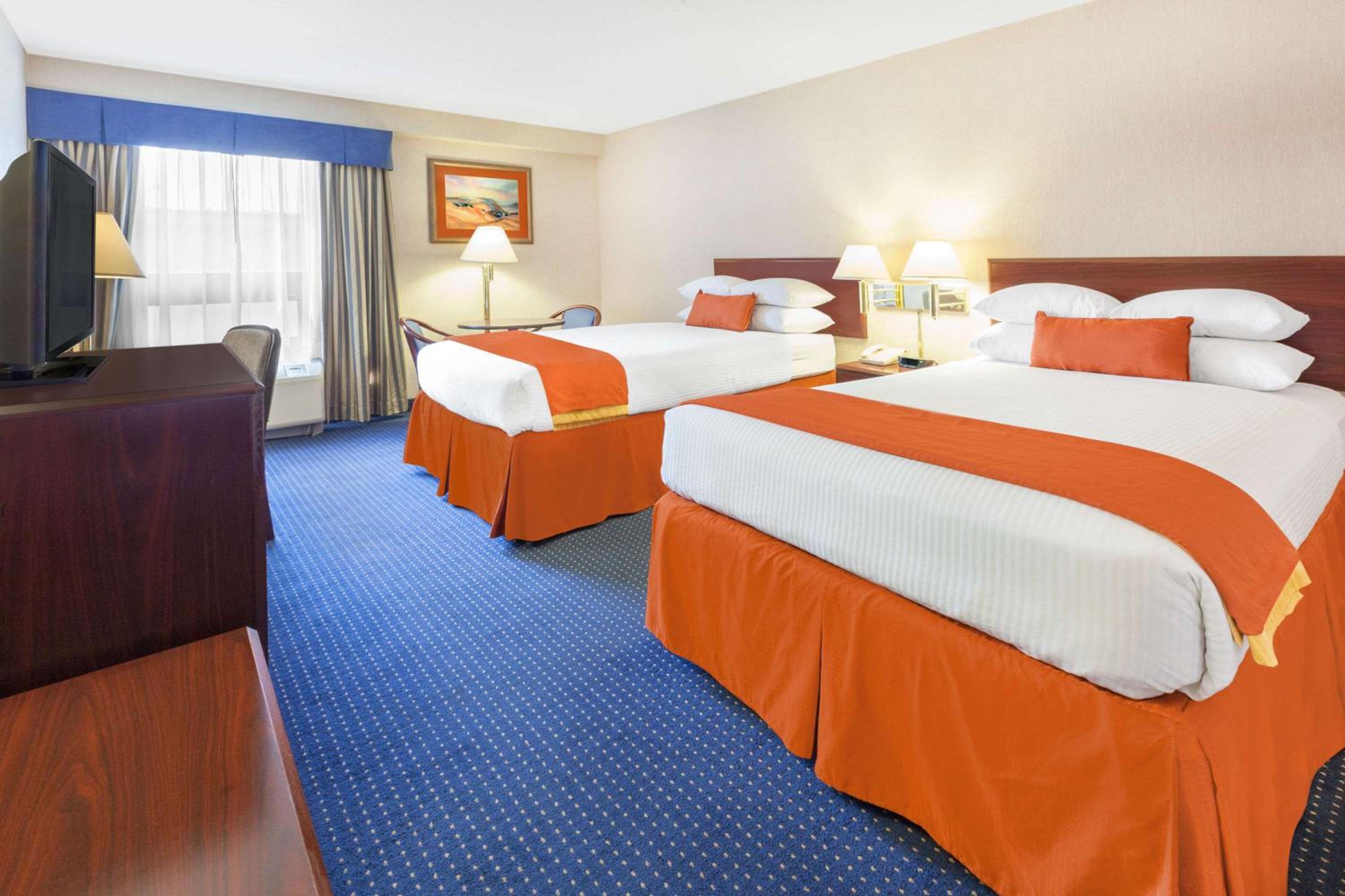 Double Room with Two Double Beds - Non-Smoking - Photo 3