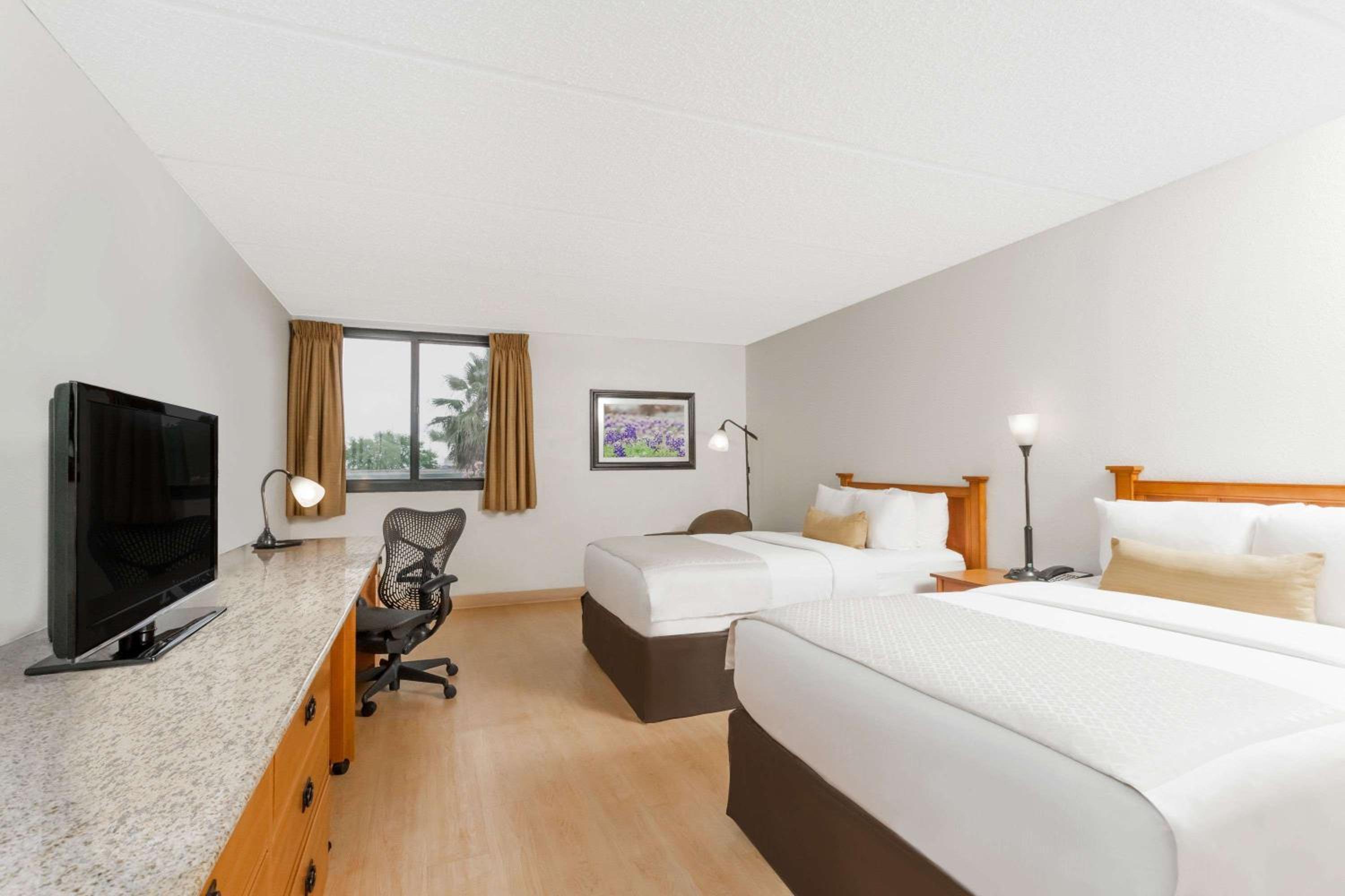 Double Room with Two Double Beds - Photo 1