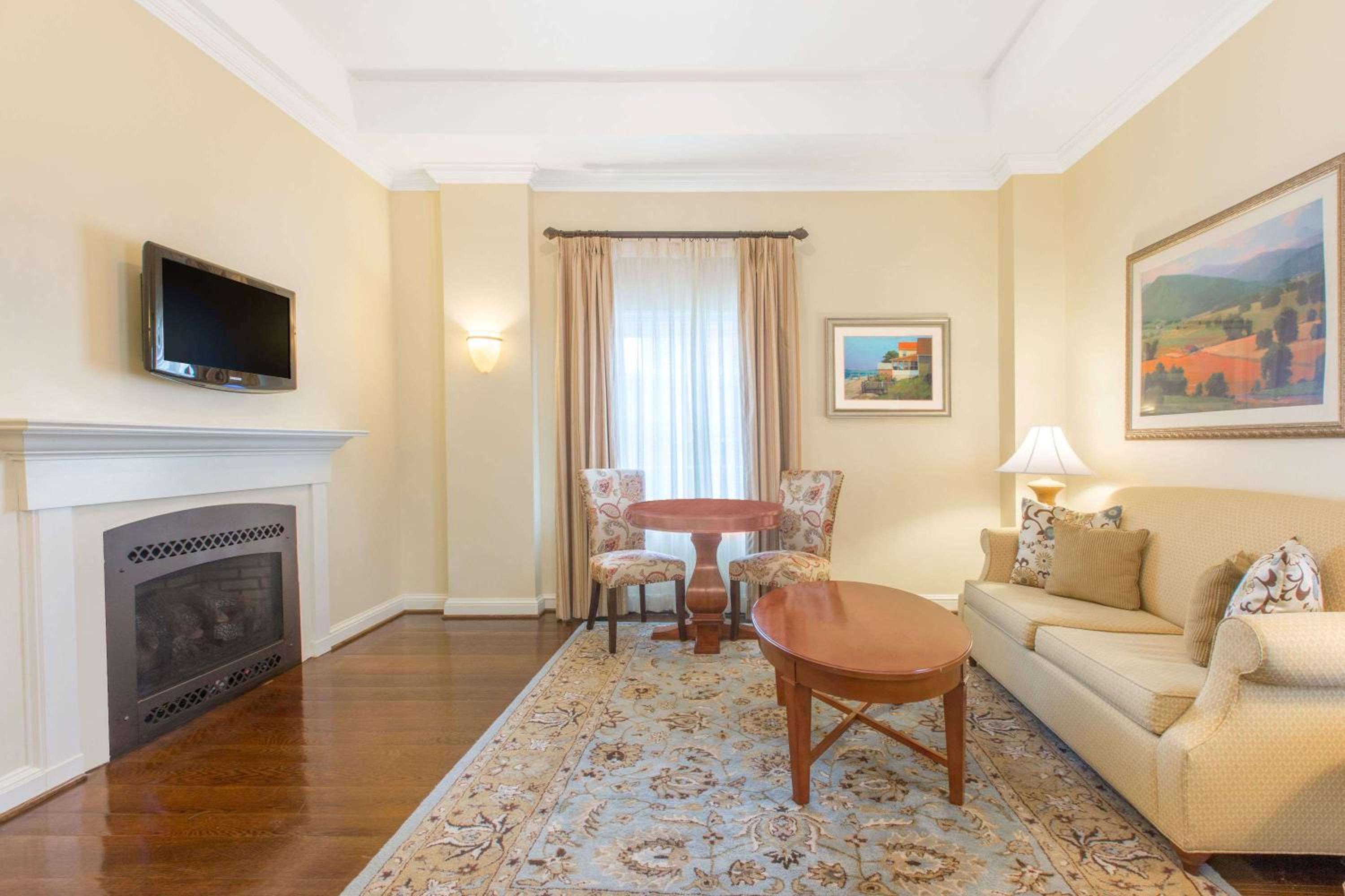 One-Bedroom King Suite - Non-Smoking - Photo 1