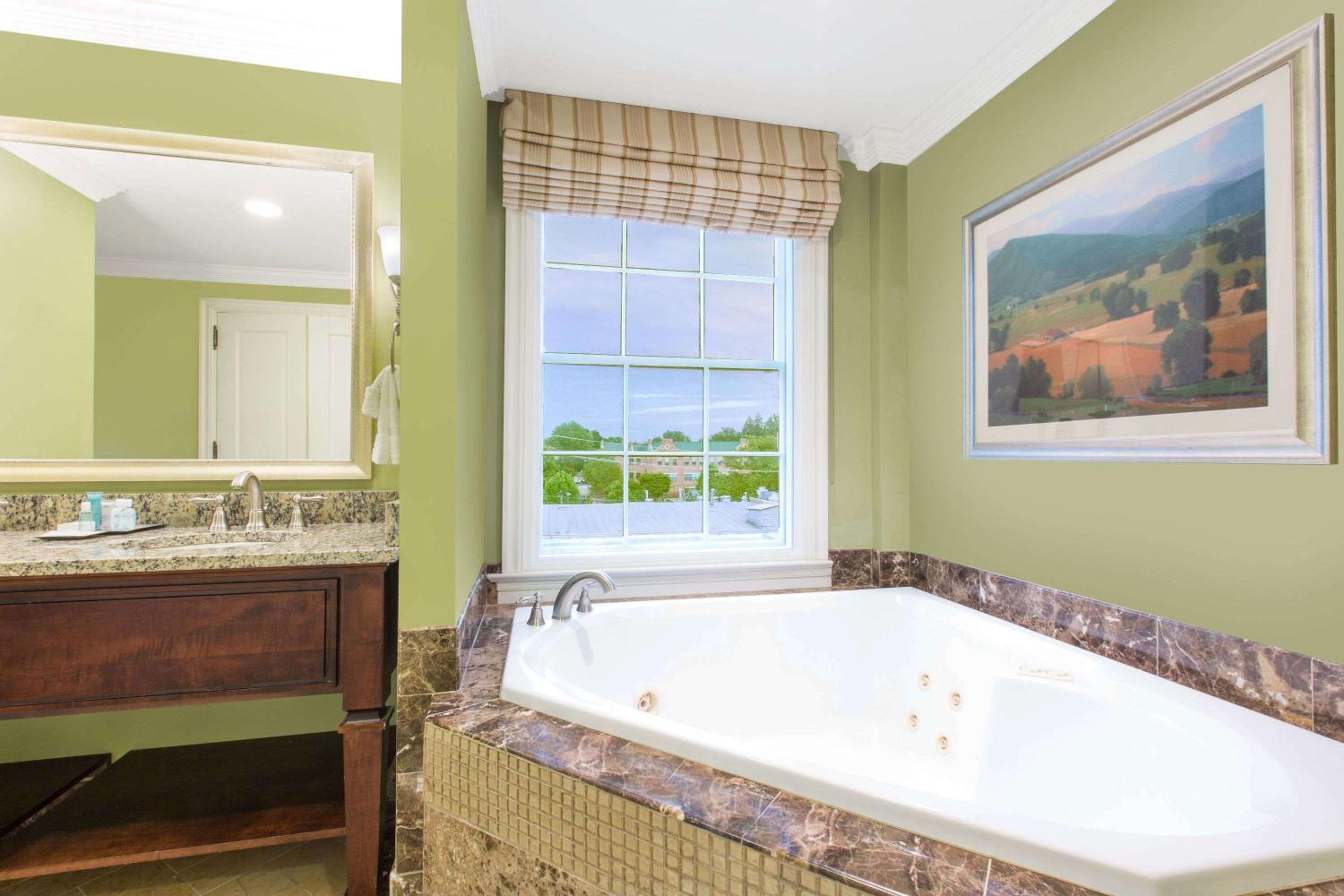Junior King Suite - Non-Smoking - Photo 3