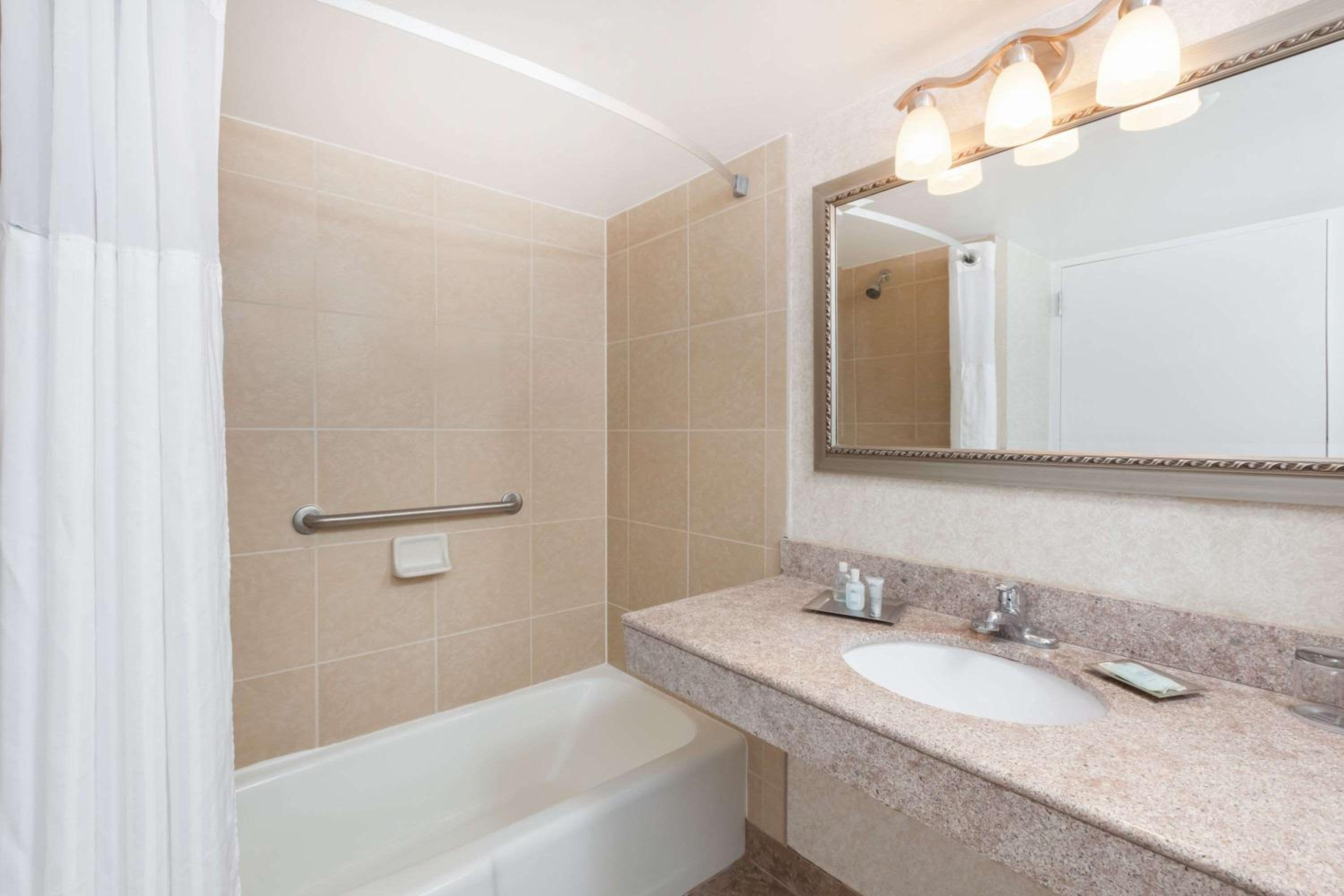 Double Non-Oceanfront Room - Pet-Friendly - Photo 2