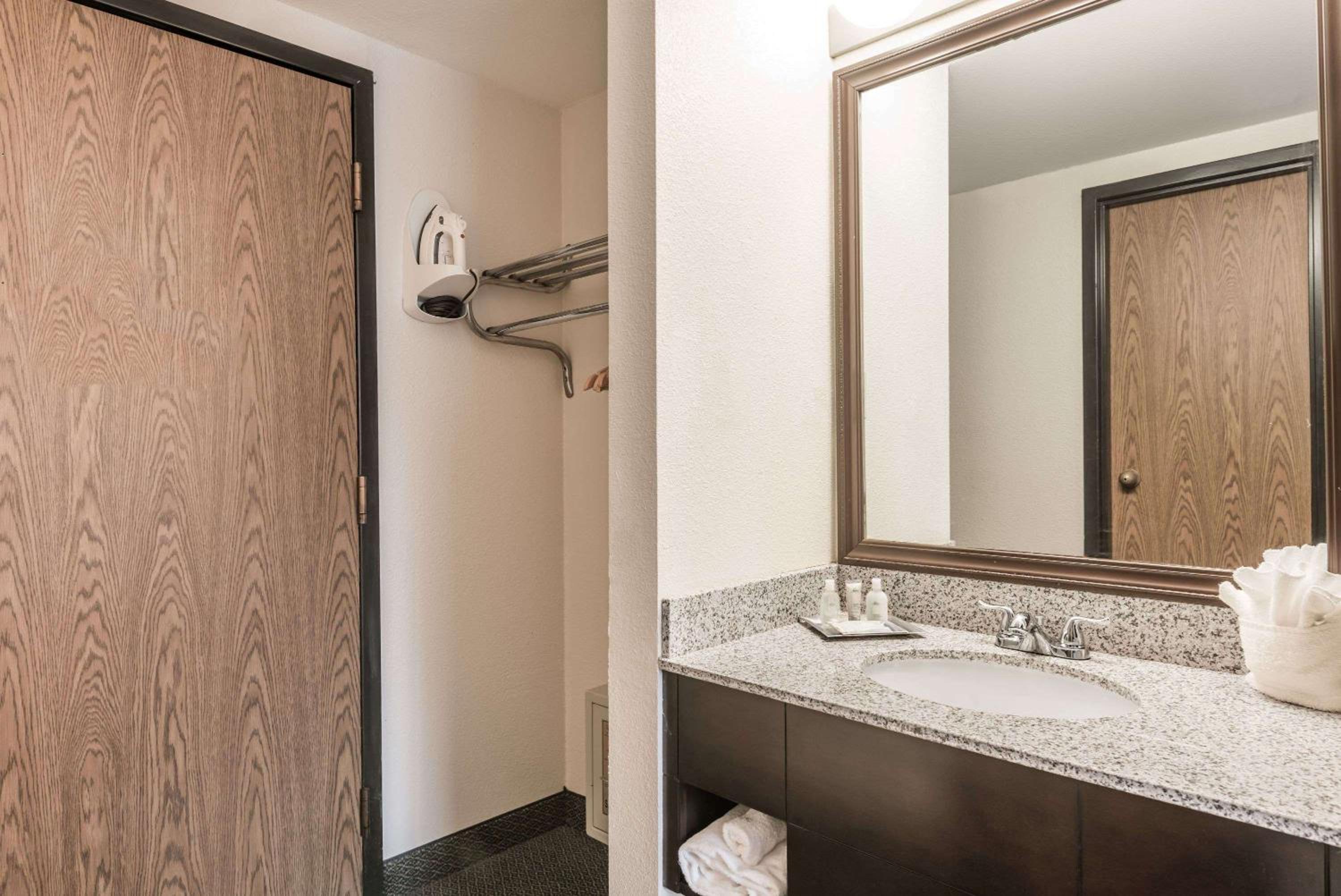 King Room Disability Access - Photo 2