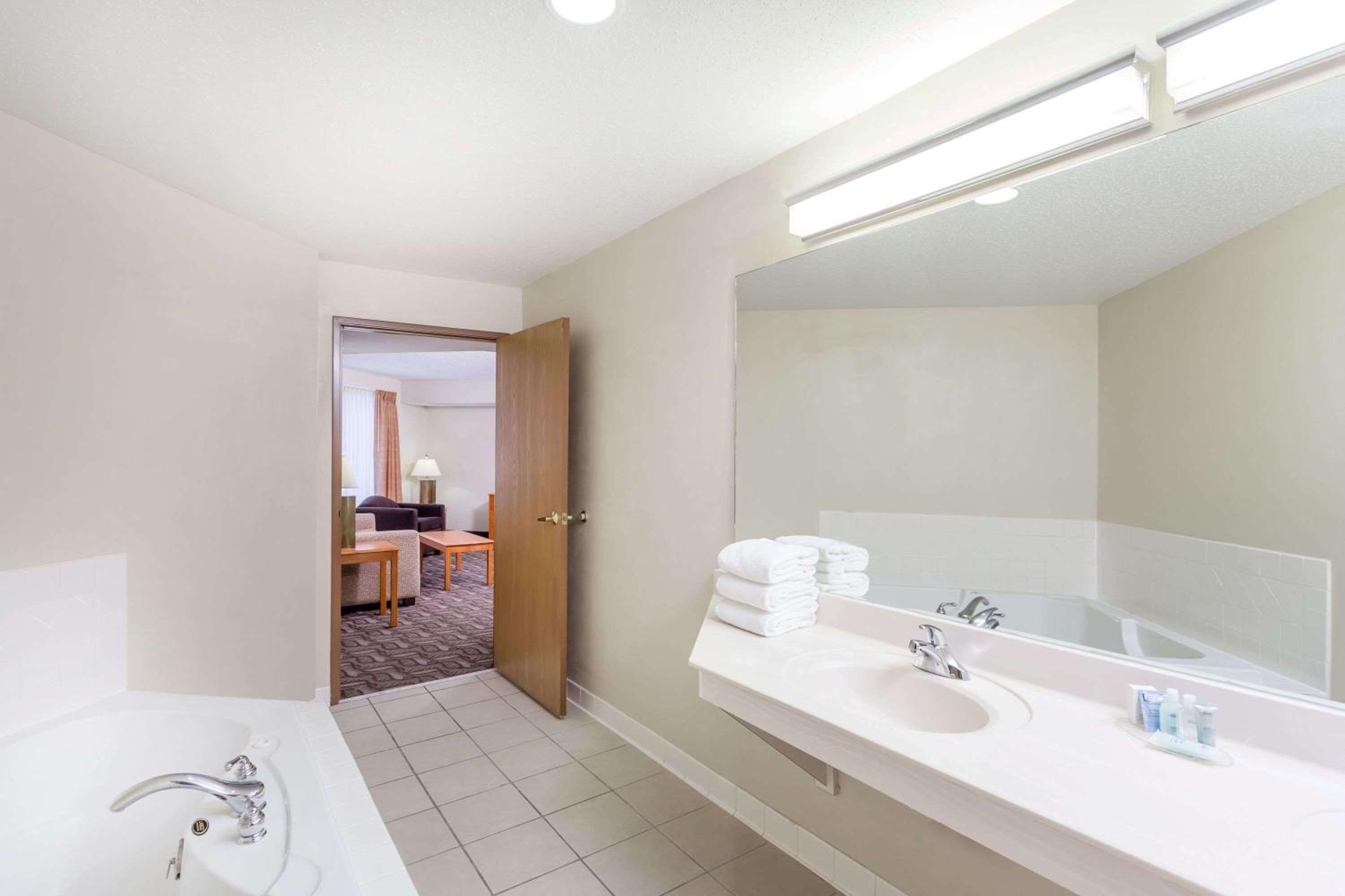 King Executive Suite - Non-Smoking - Photo 2