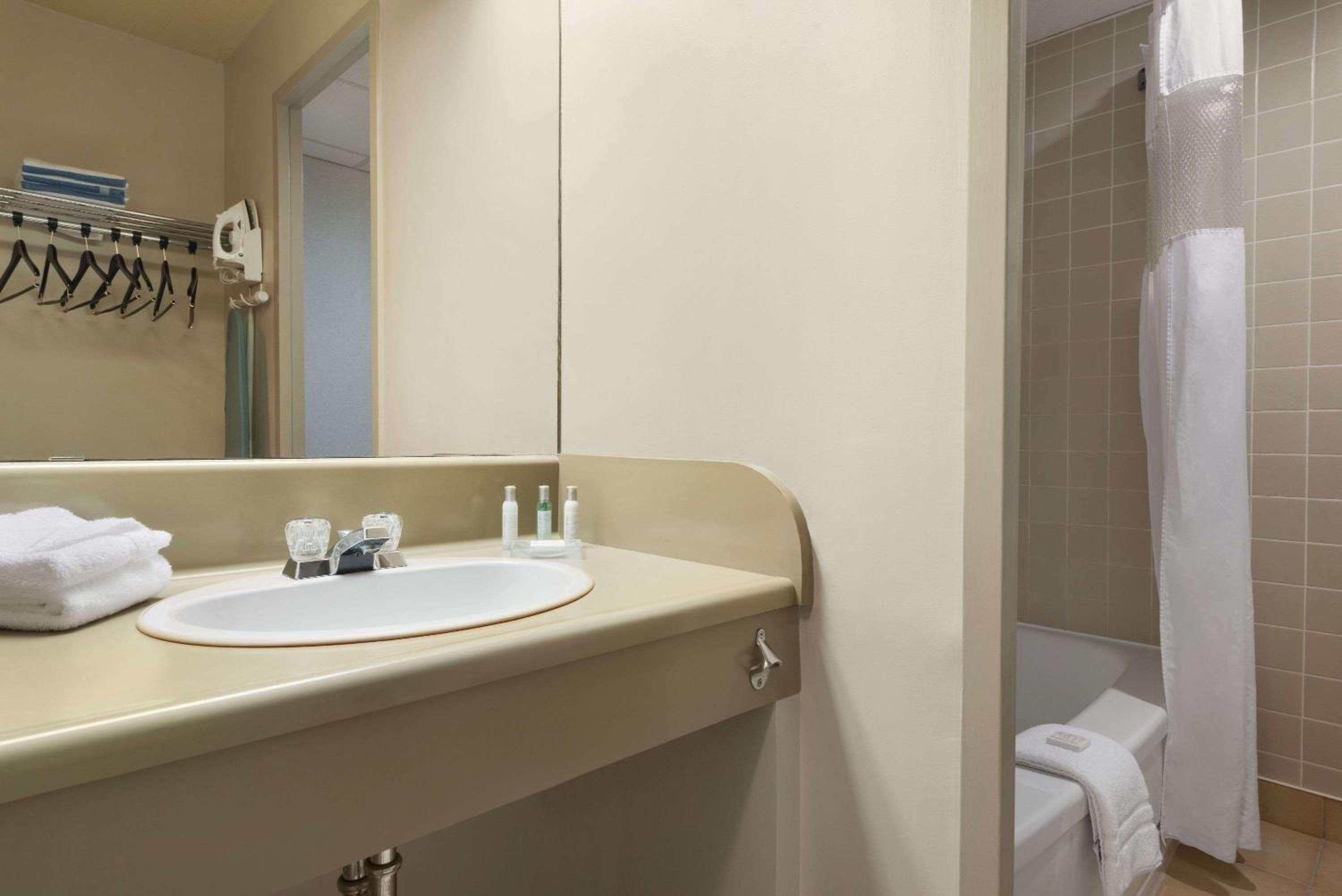 King Room - Non-Smoking - Photo 2