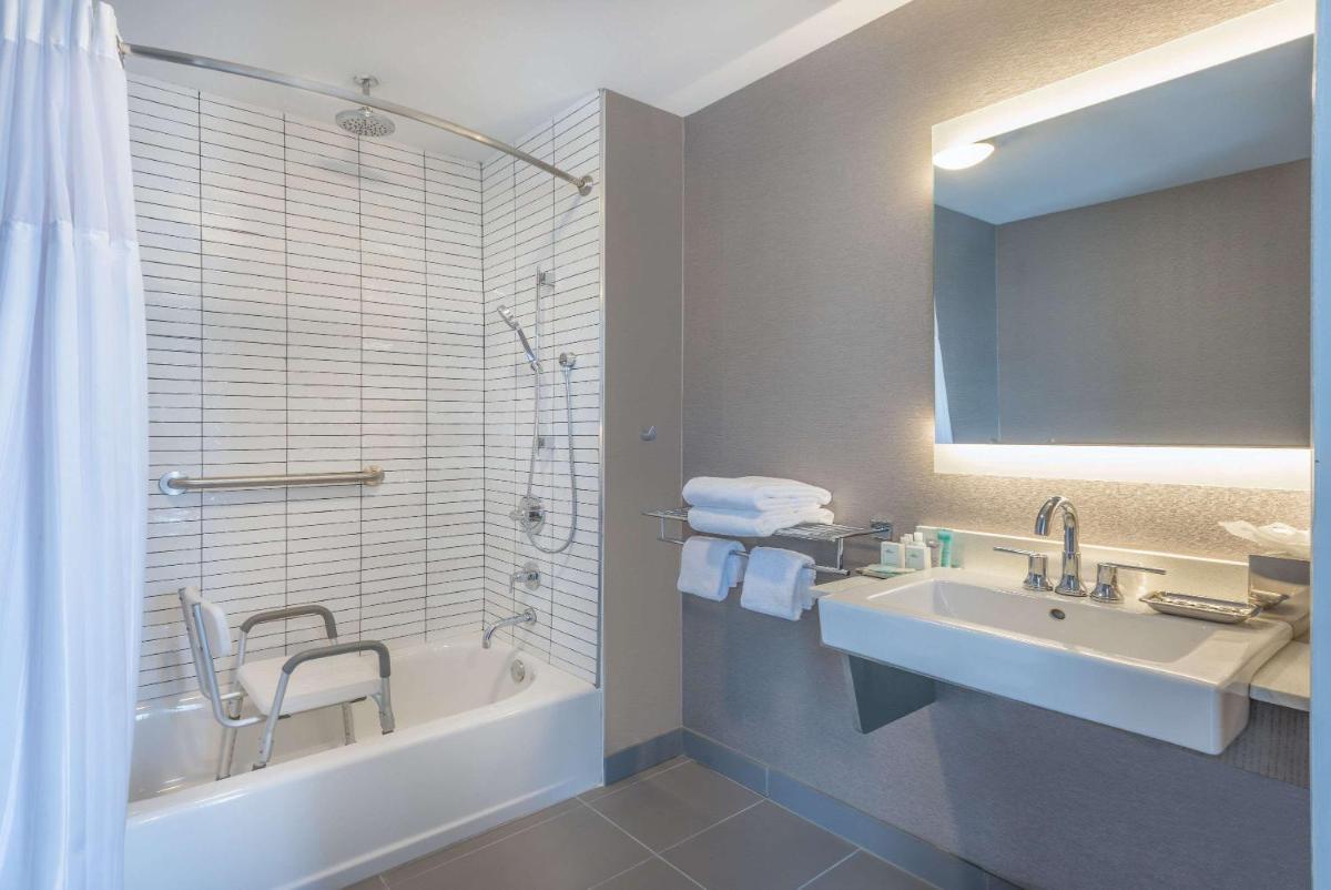 Doube Room with Two Double Beds and Roll-In Shower - Mobility/Hearing Accessible - Non-Smoking photo 2