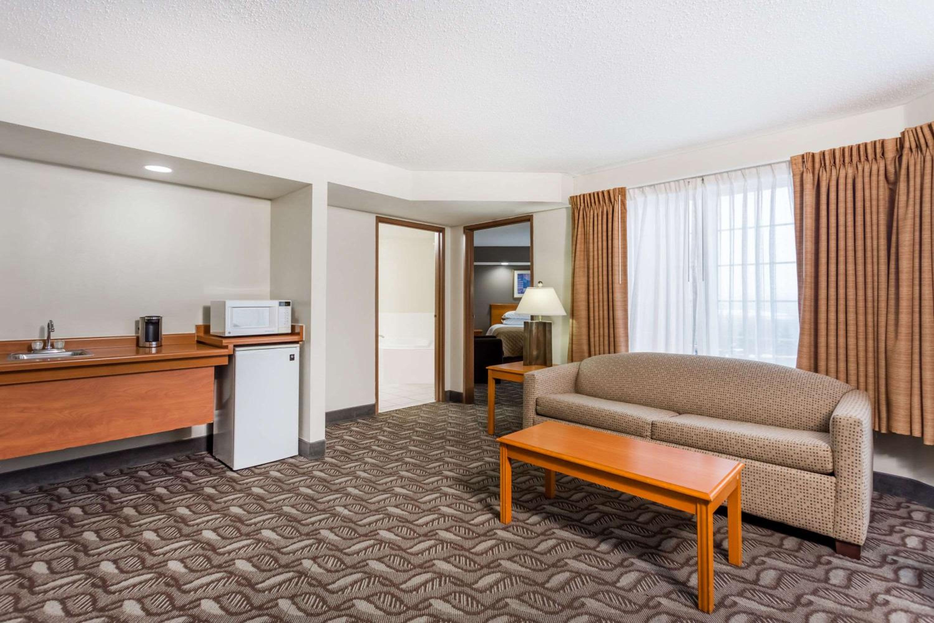 One-Bedroom King Suite - Non-Smoking - Photo 3