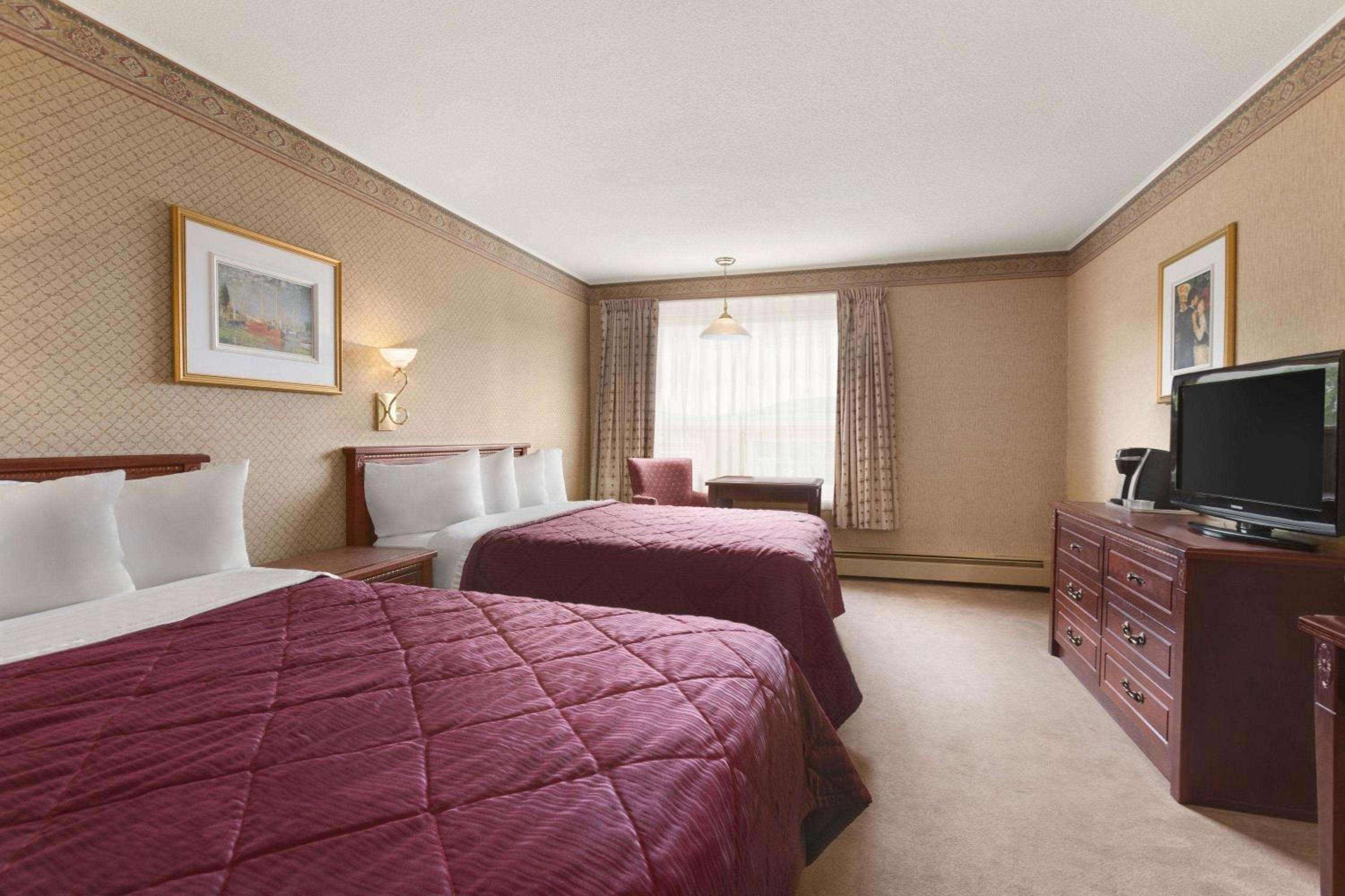 Queen Room With Two Queen Beds - Non-Smoking / Non-Pet Friendly photo 1