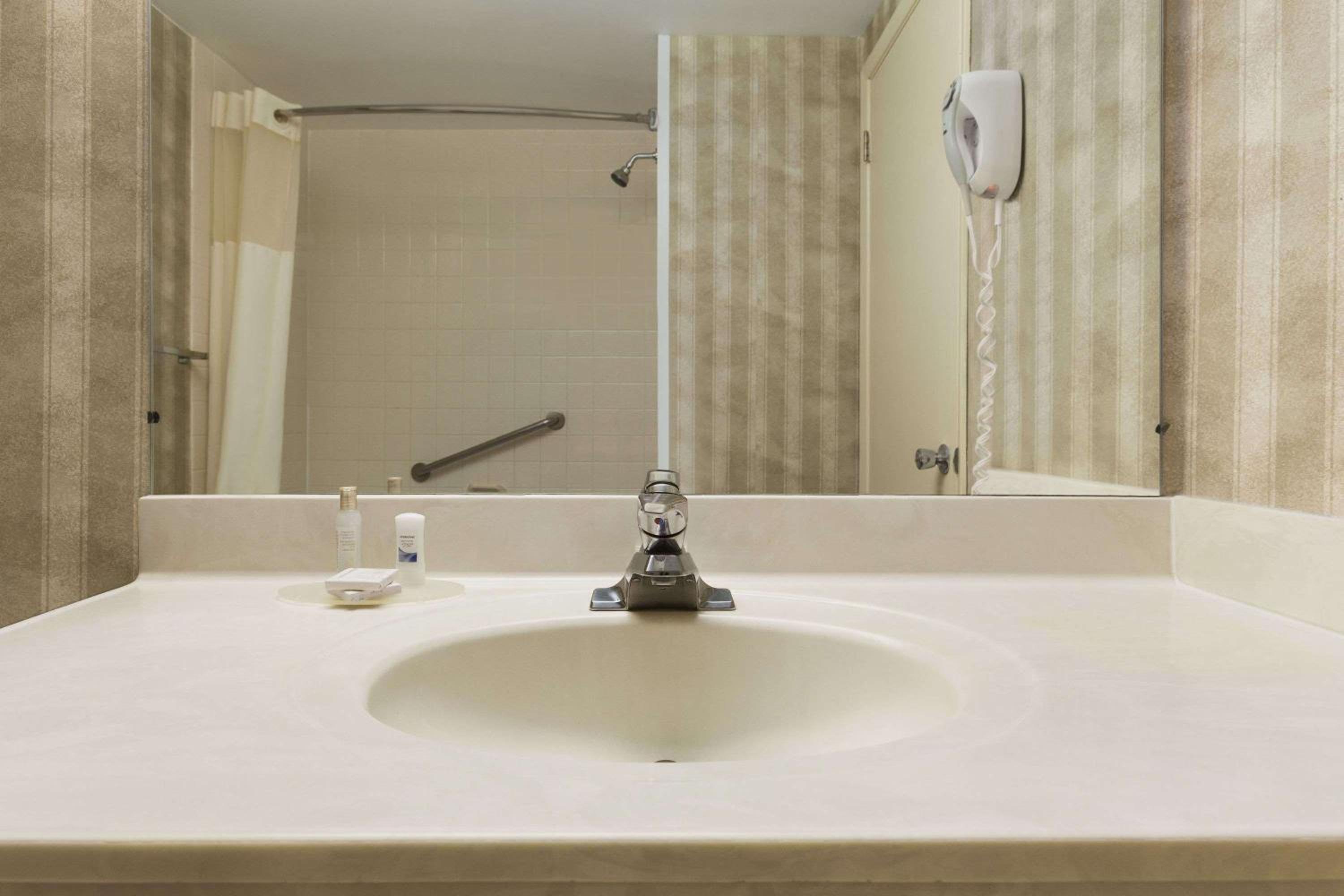 Double Room - Non-Smoking / Non-Pet Friendly photo 1