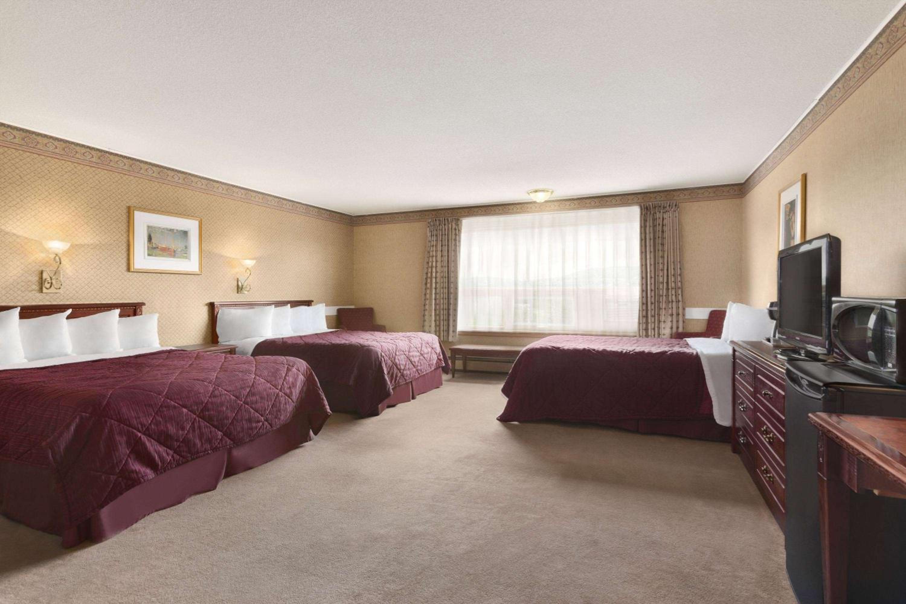 Studio Suite With One Double And Two Queen Beds - Non-Smoking / Non-Pet Friendly