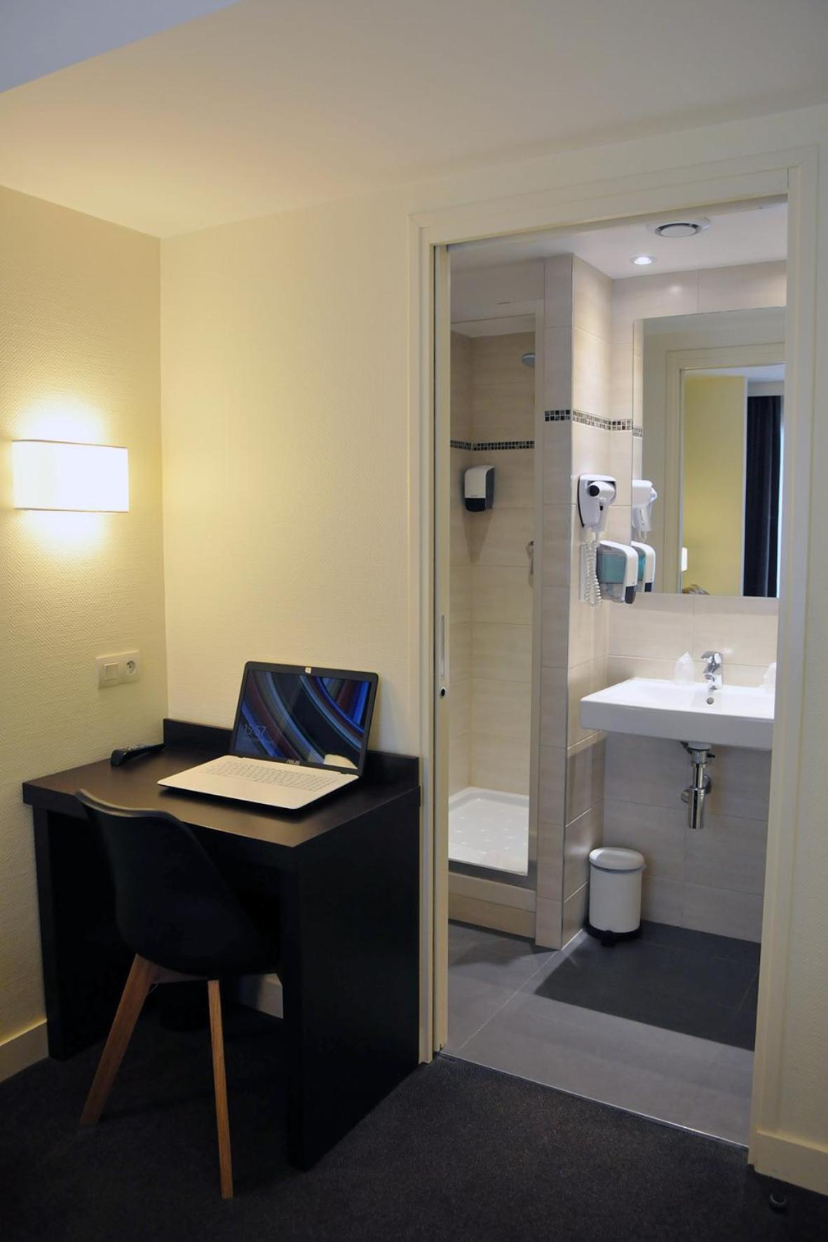 Standard Double Room - Photo 10