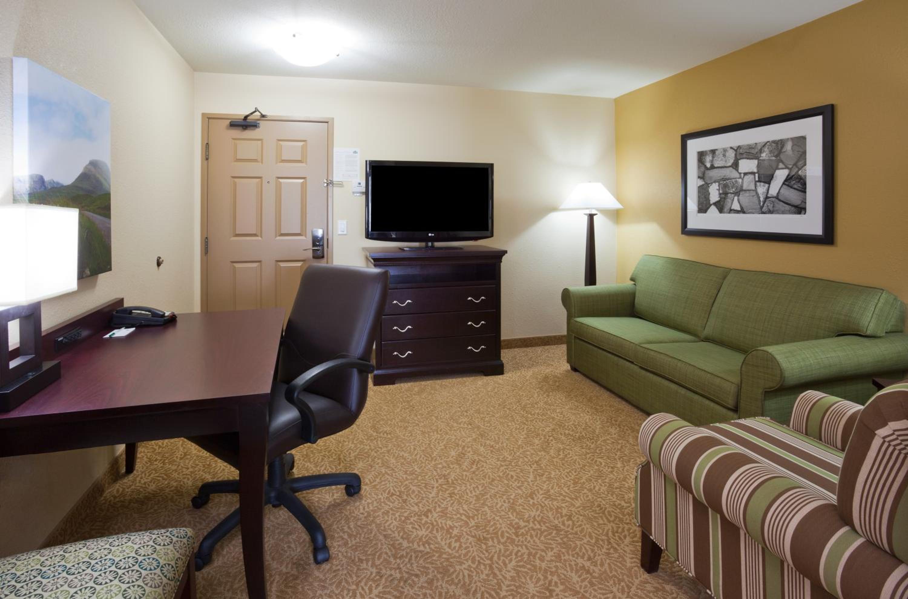 Queen Room with Two Queen Beds - Photo 2