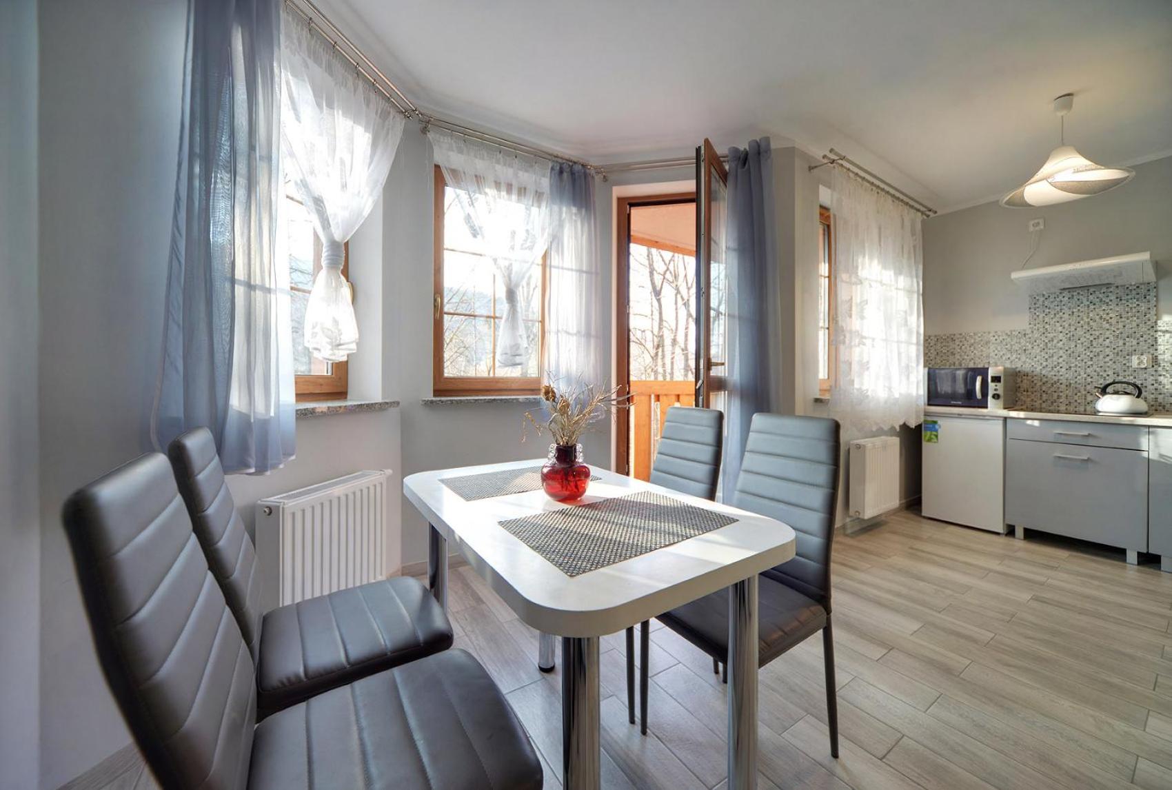 Apartment with Balcony - Photo 15