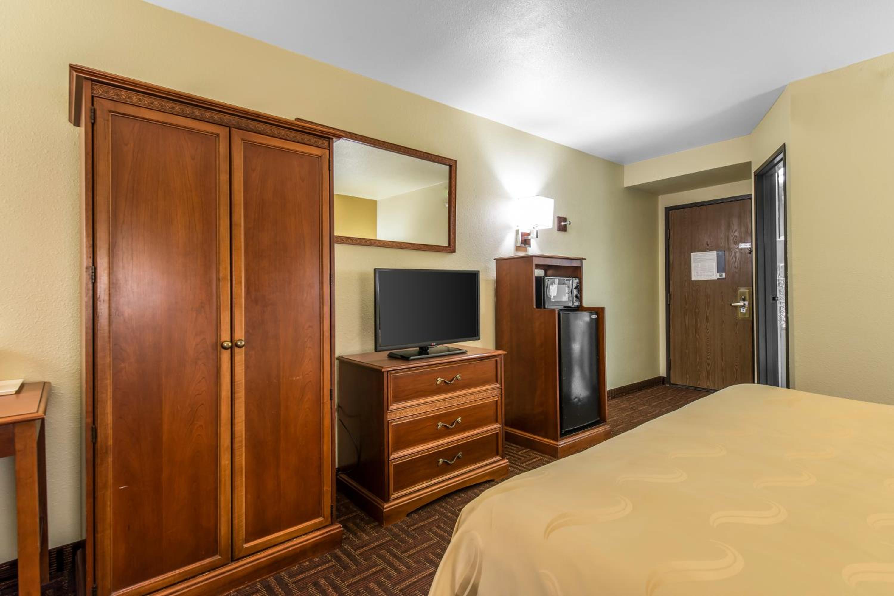 King Room with Sofa Bed - Non-Smoking photo 1