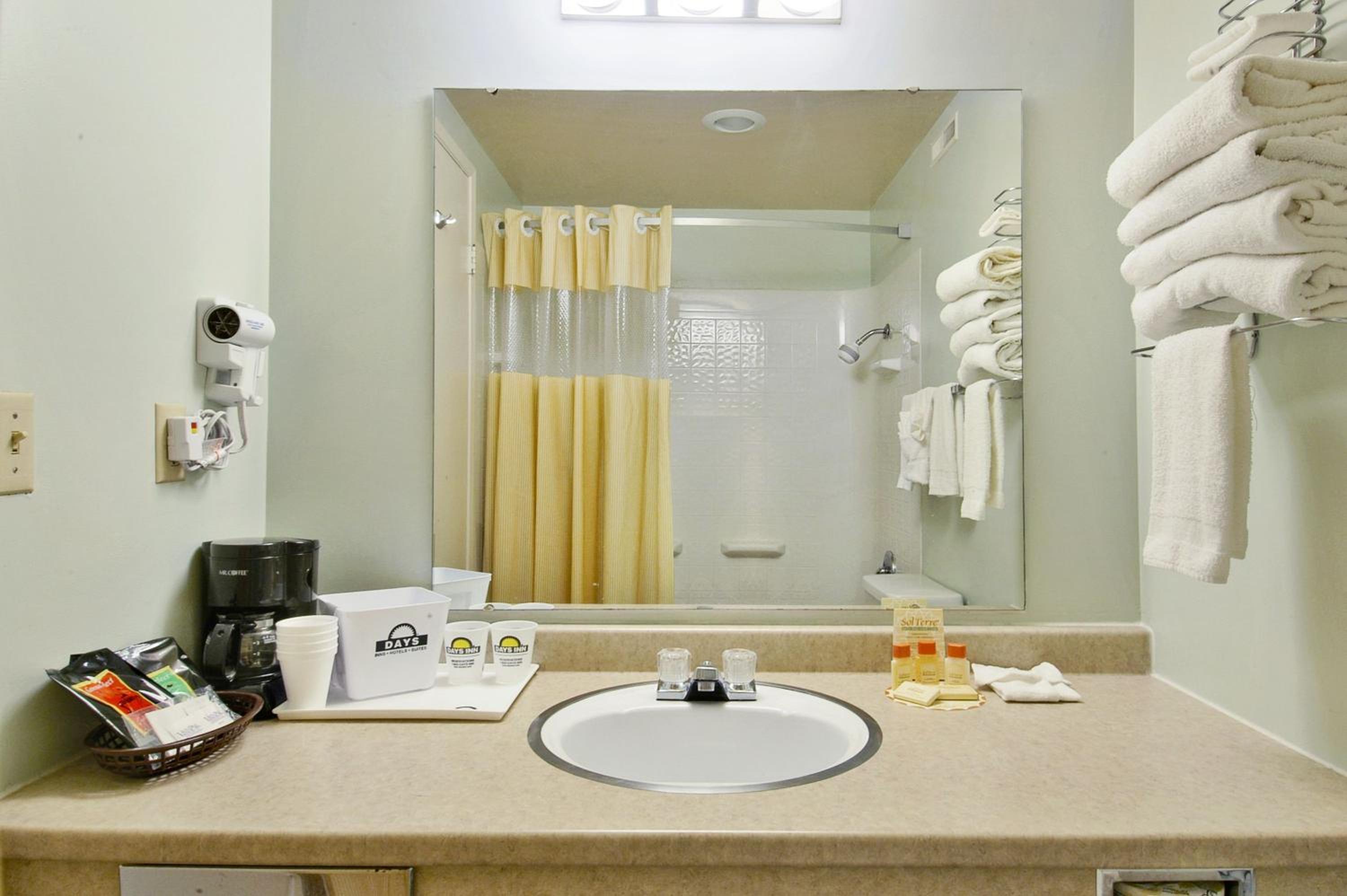 Queen Room with Two Queen Beds - Non-Smoking - Photo 4