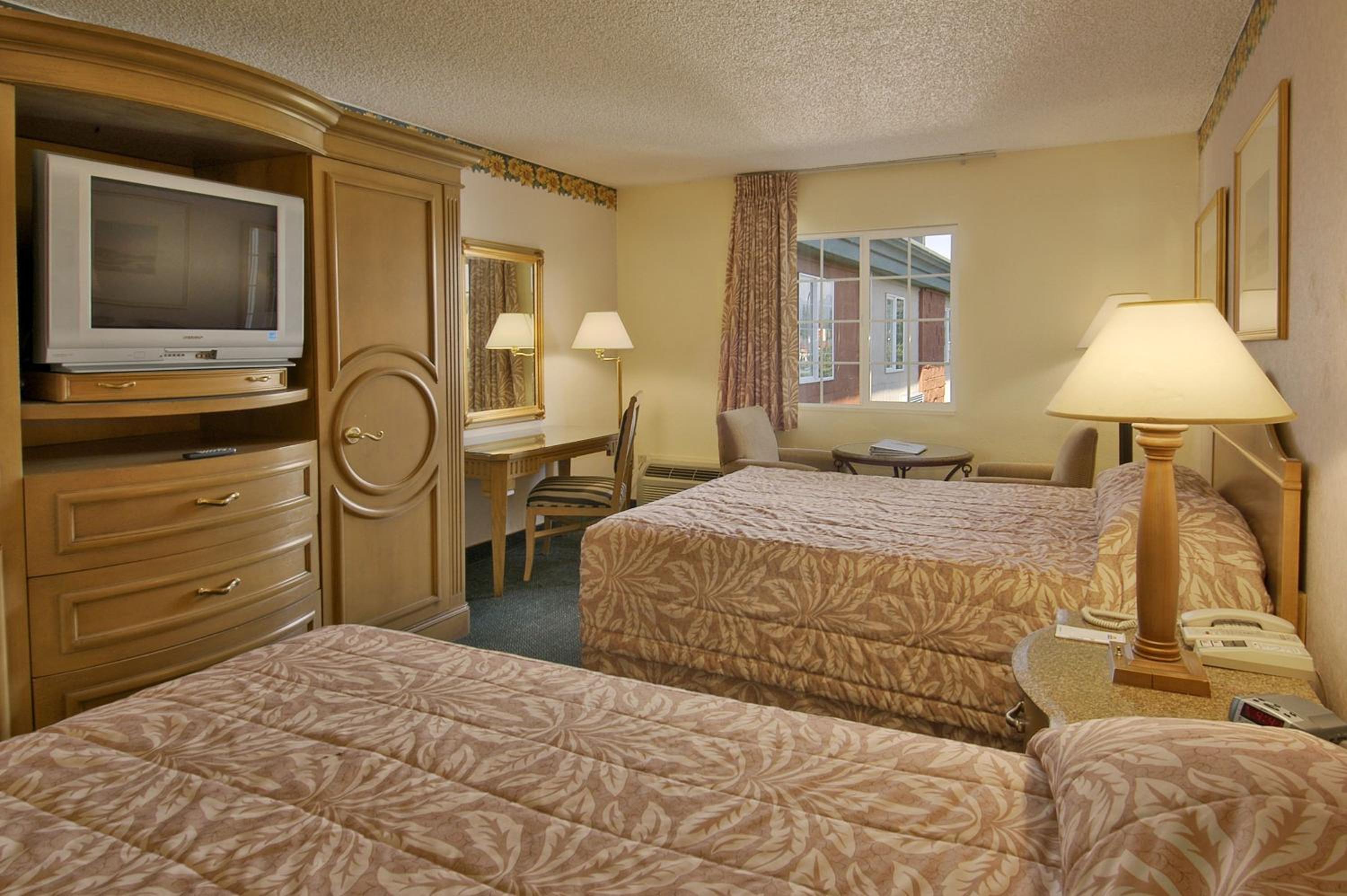 Queen Room with Two Queen Beds - Non-Smoking - Photo 1