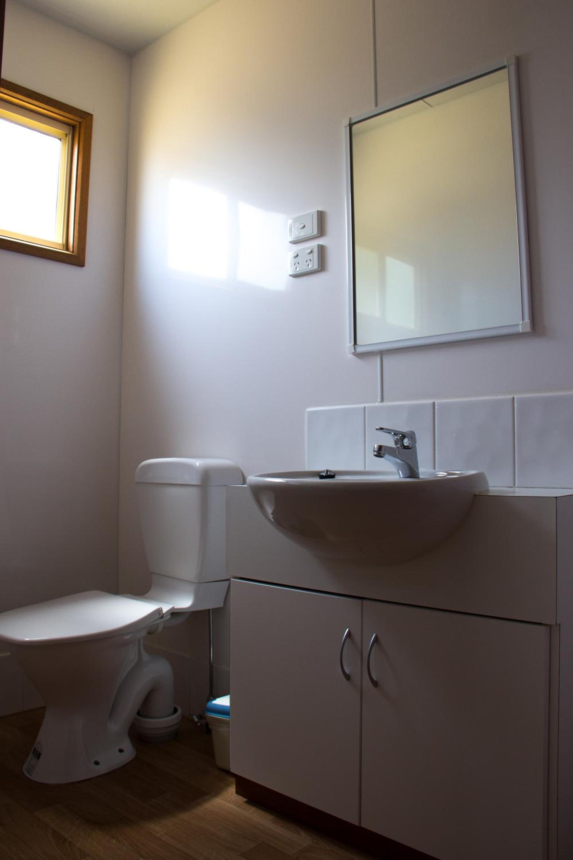 Deluxe One-Bedroom Cabin - No Pets Allowed photo 3