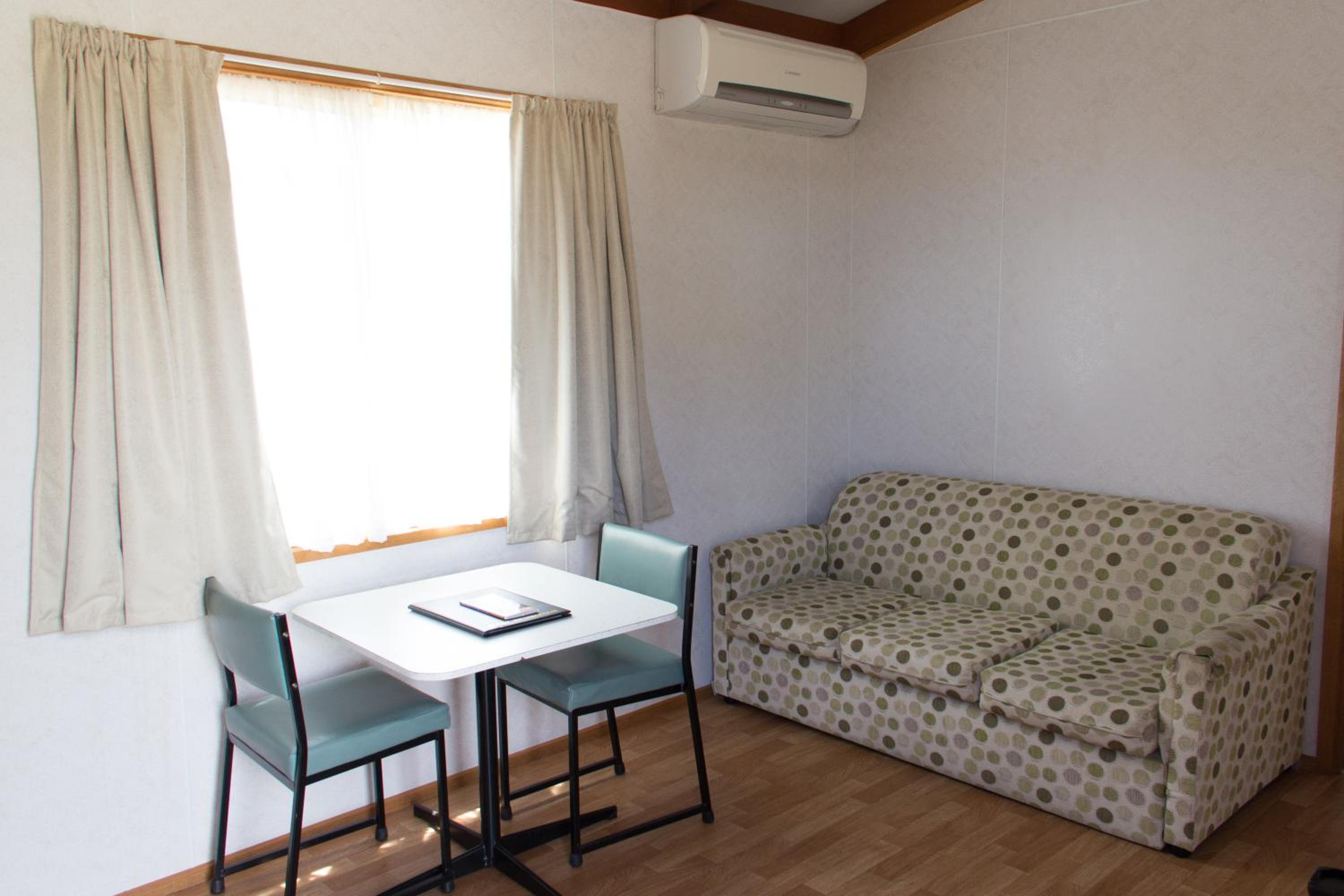 Deluxe One-Bedroom Cabin - No Pets Allowed photo 2