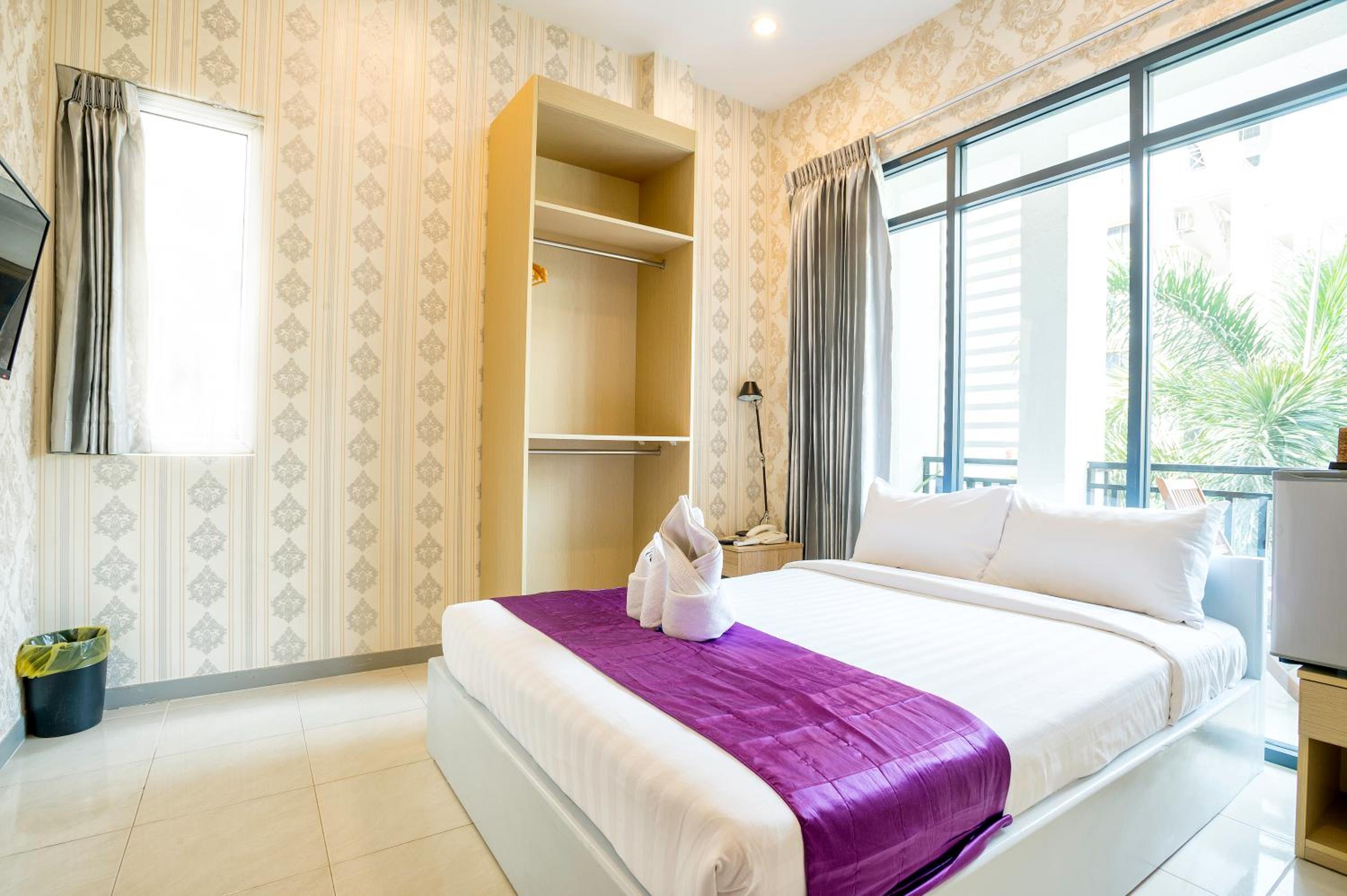 Deluxe Queen Room - Photo 2