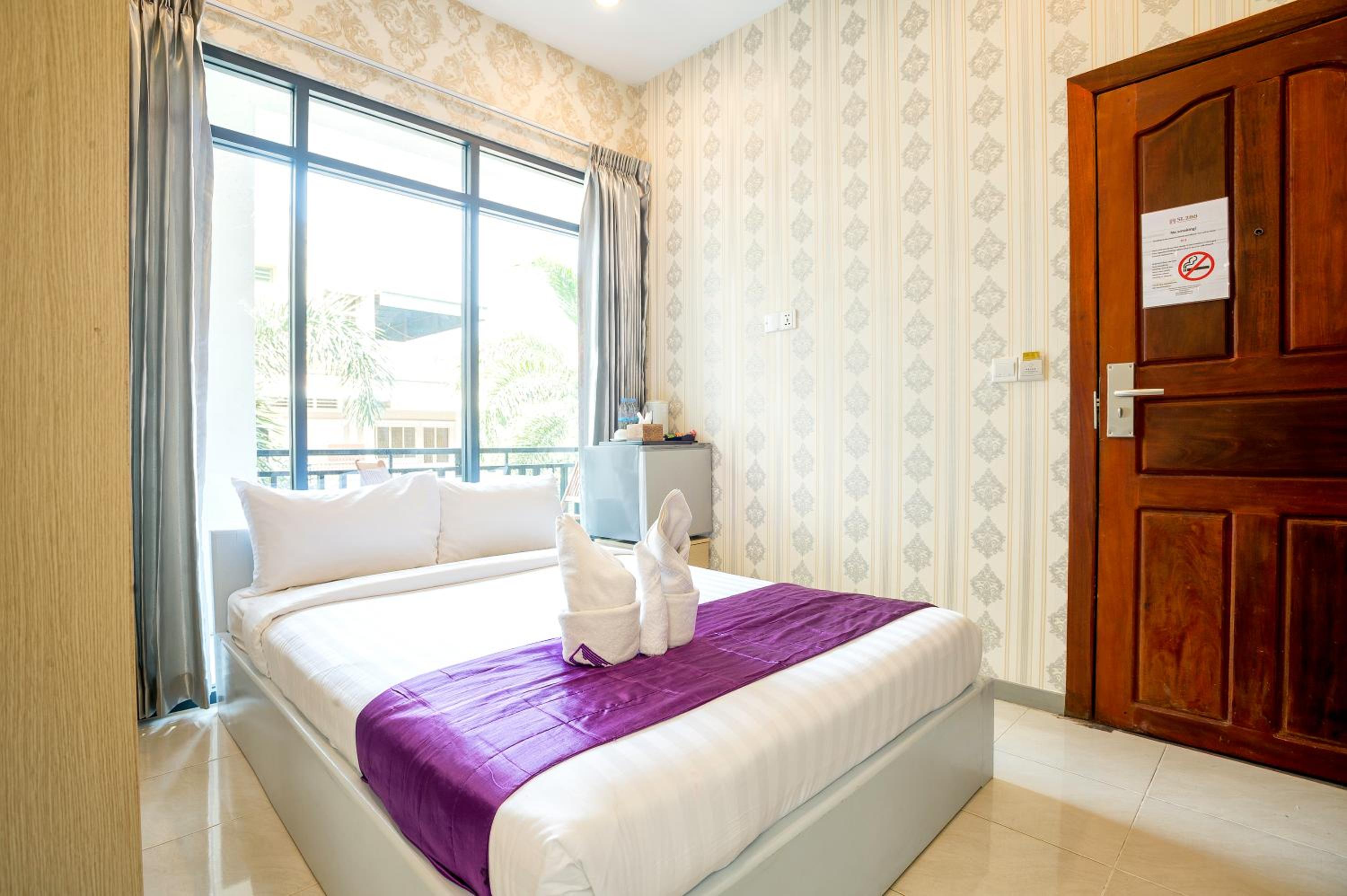 Deluxe Queen Room - Photo 4