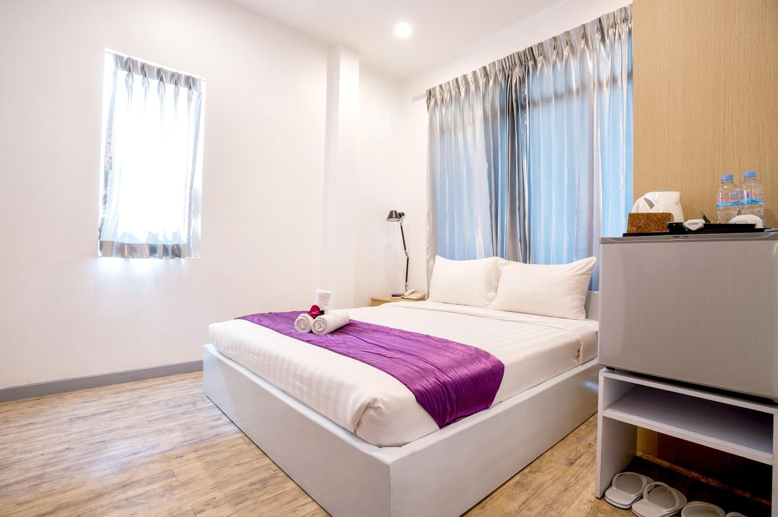 Deluxe Queen Room - Photo 8