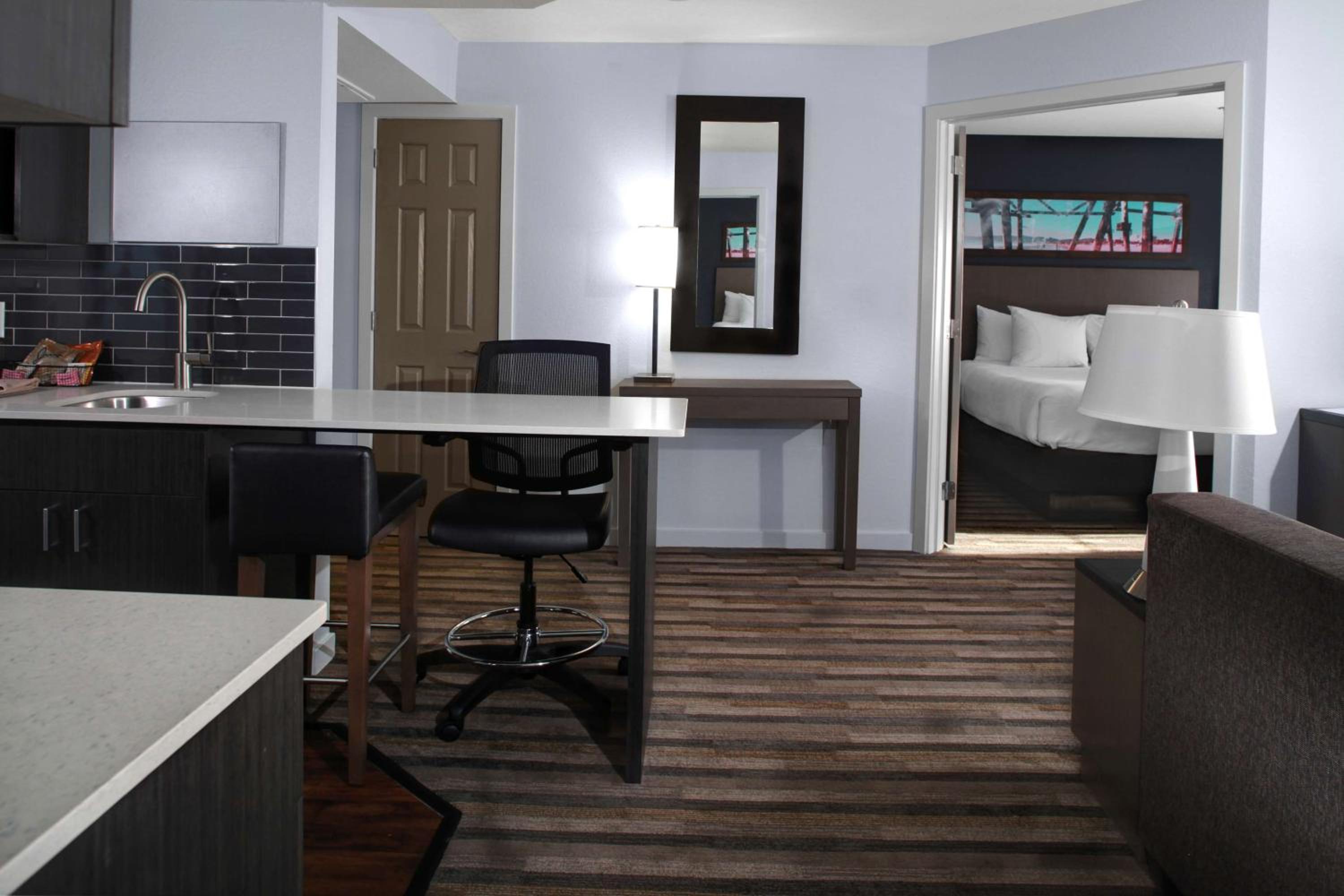 One-Bedroom King Suite - Photo 4