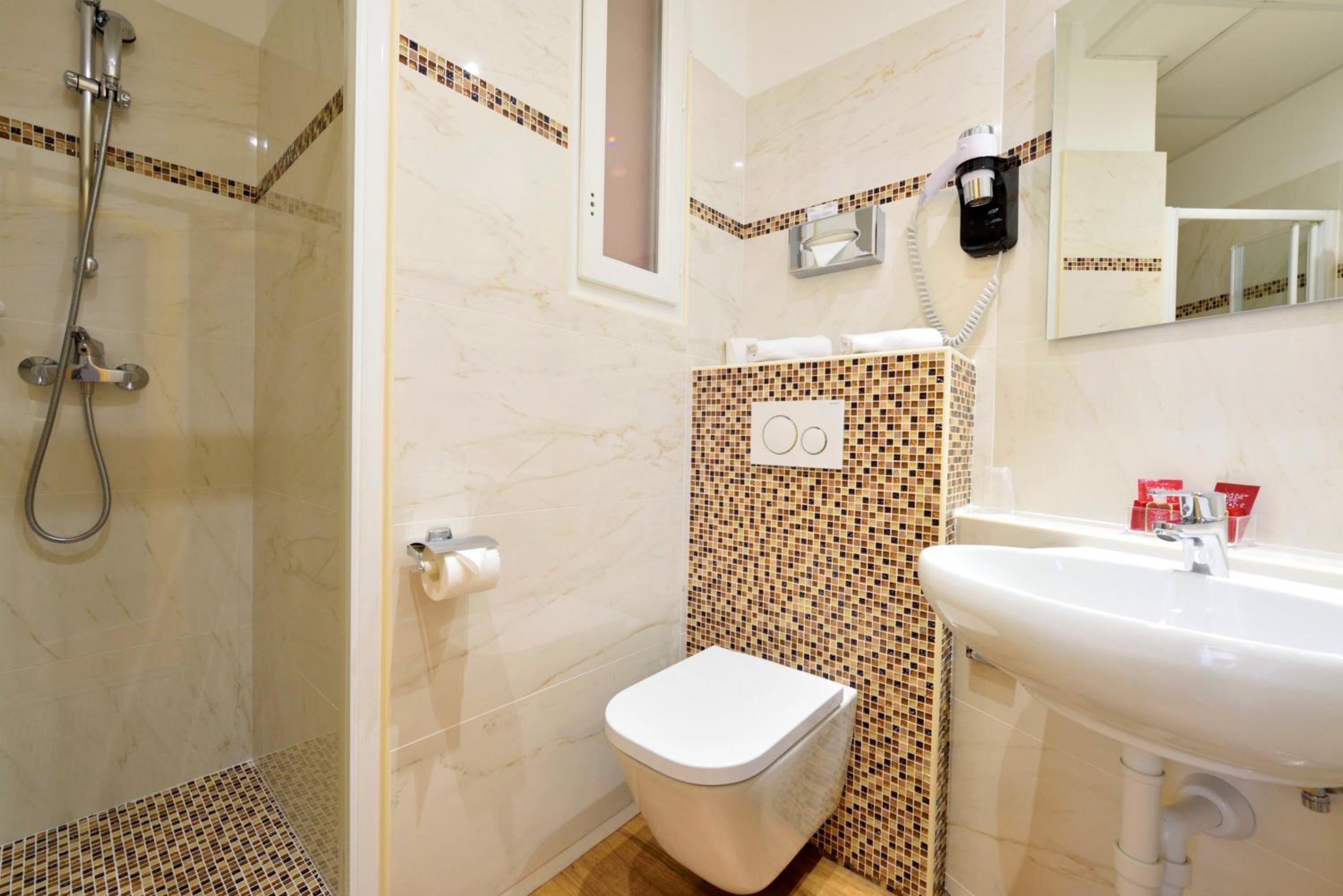 Double Room with Balcony - Street Side - Photo 5