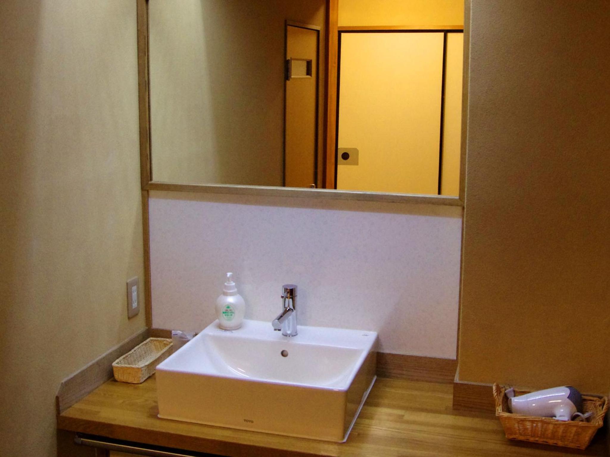 Japanese-Style Room with Shared Bathroom photo 3