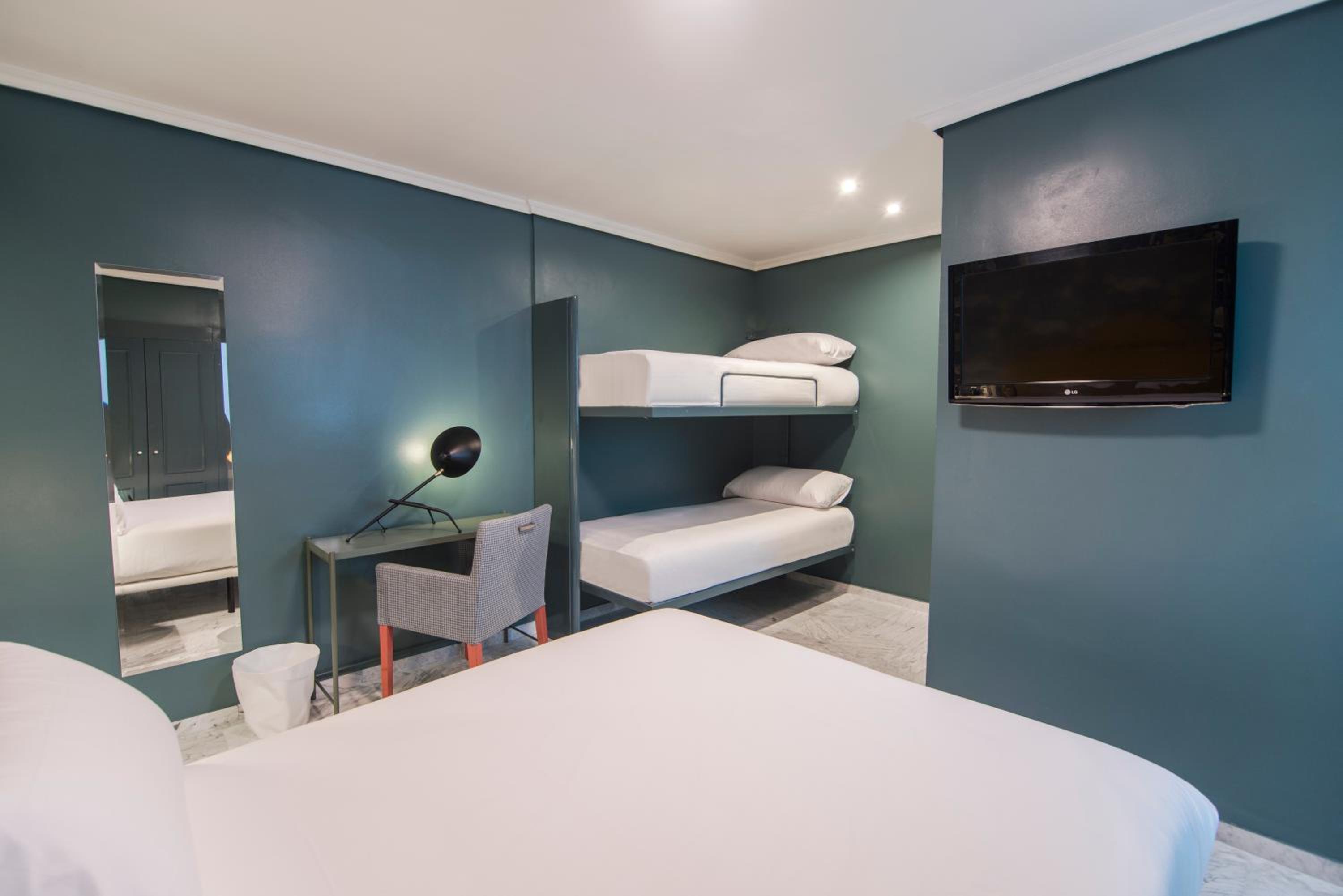 Quadruple Room - Photo 7