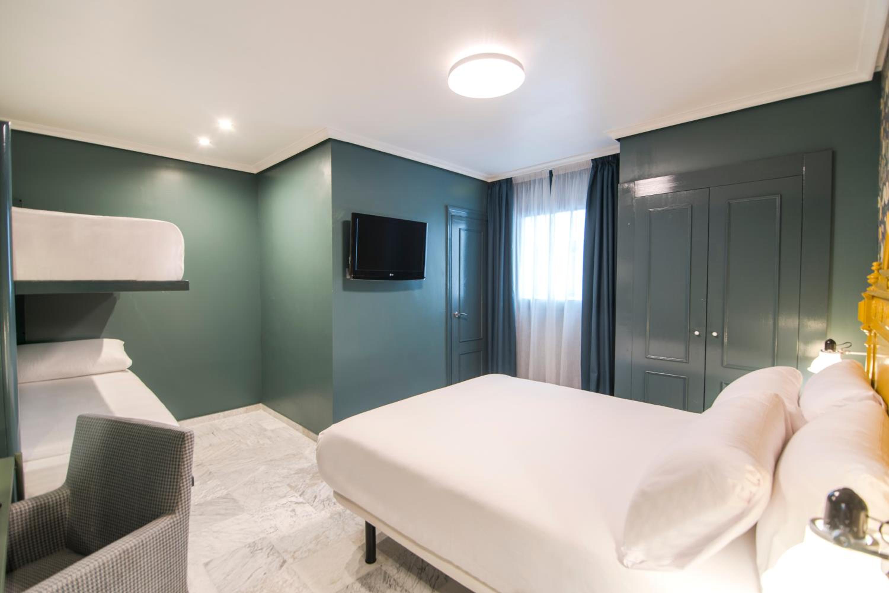 Quadruple Room - Photo 5