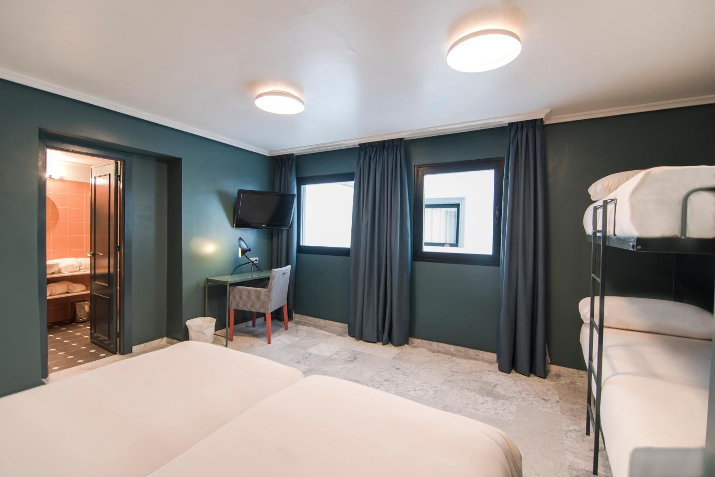 Quadruple Room - Photo 6