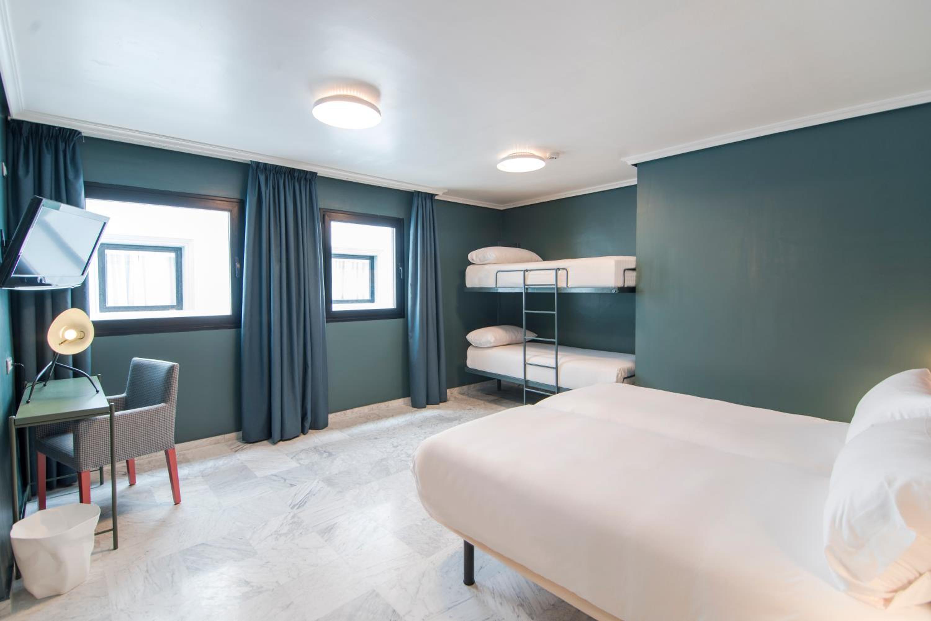 Quadruple Room - Photo 1