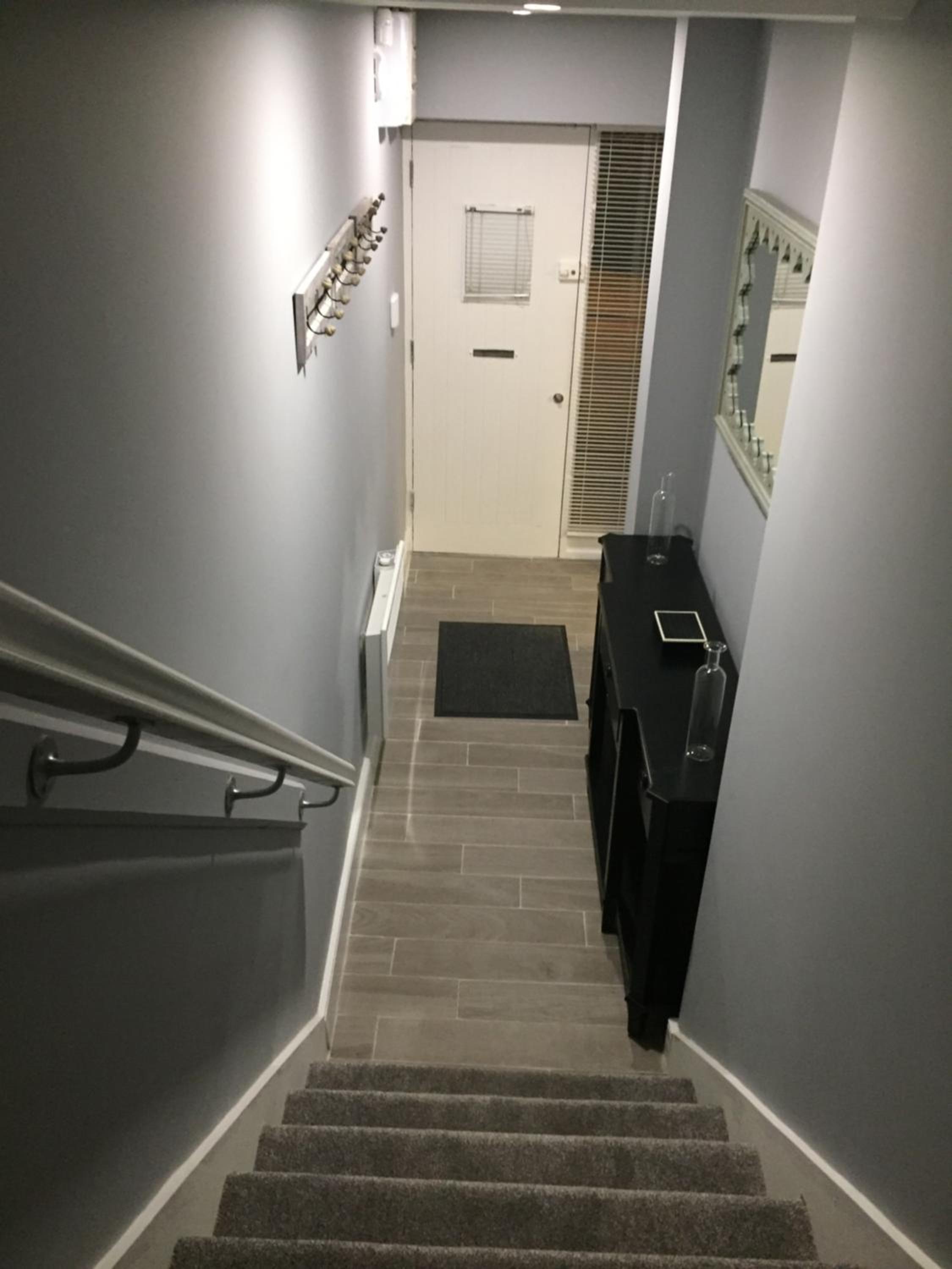 Six-Bedroom House - Photo 3
