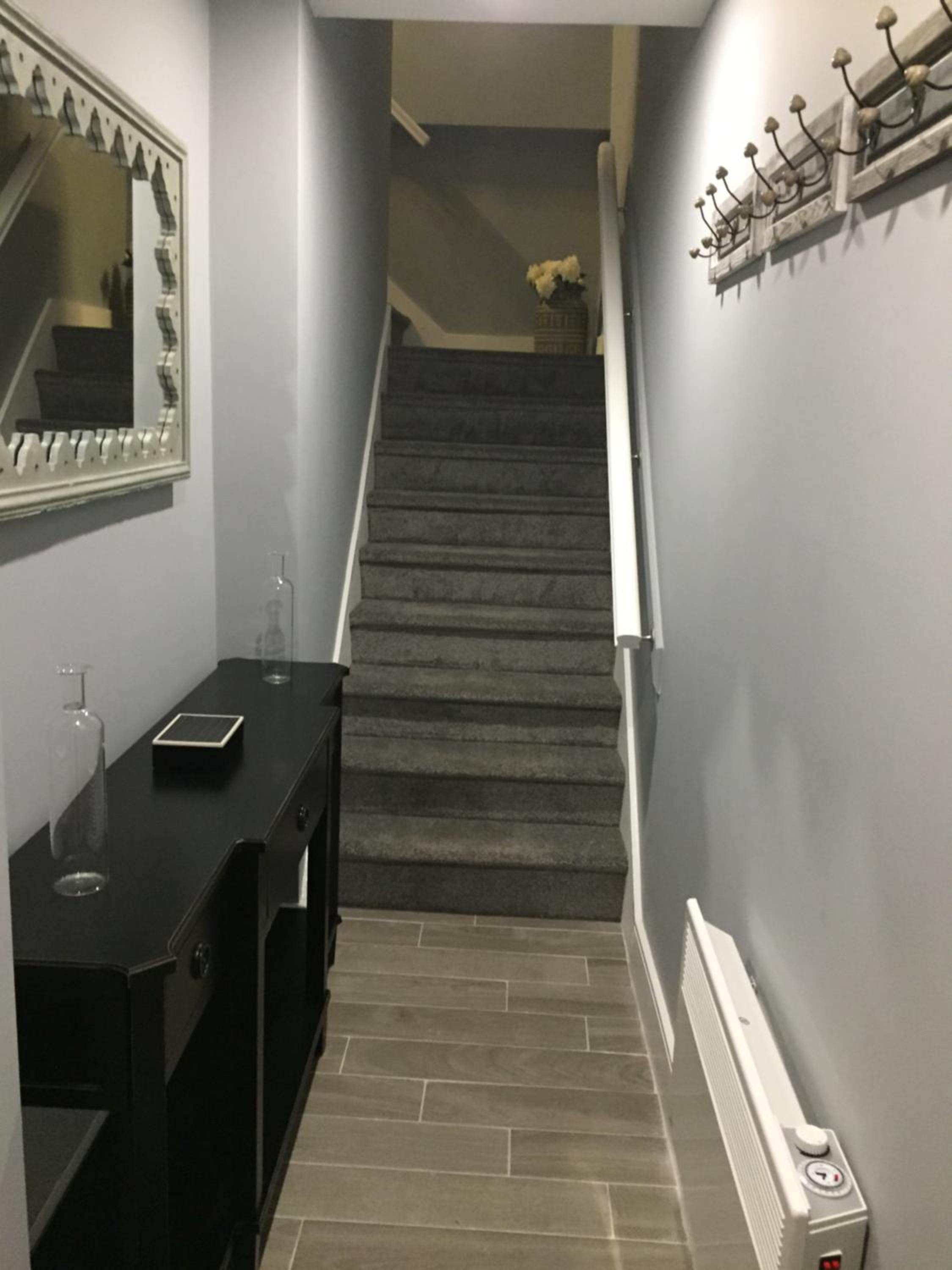Six-Bedroom House - Photo 4