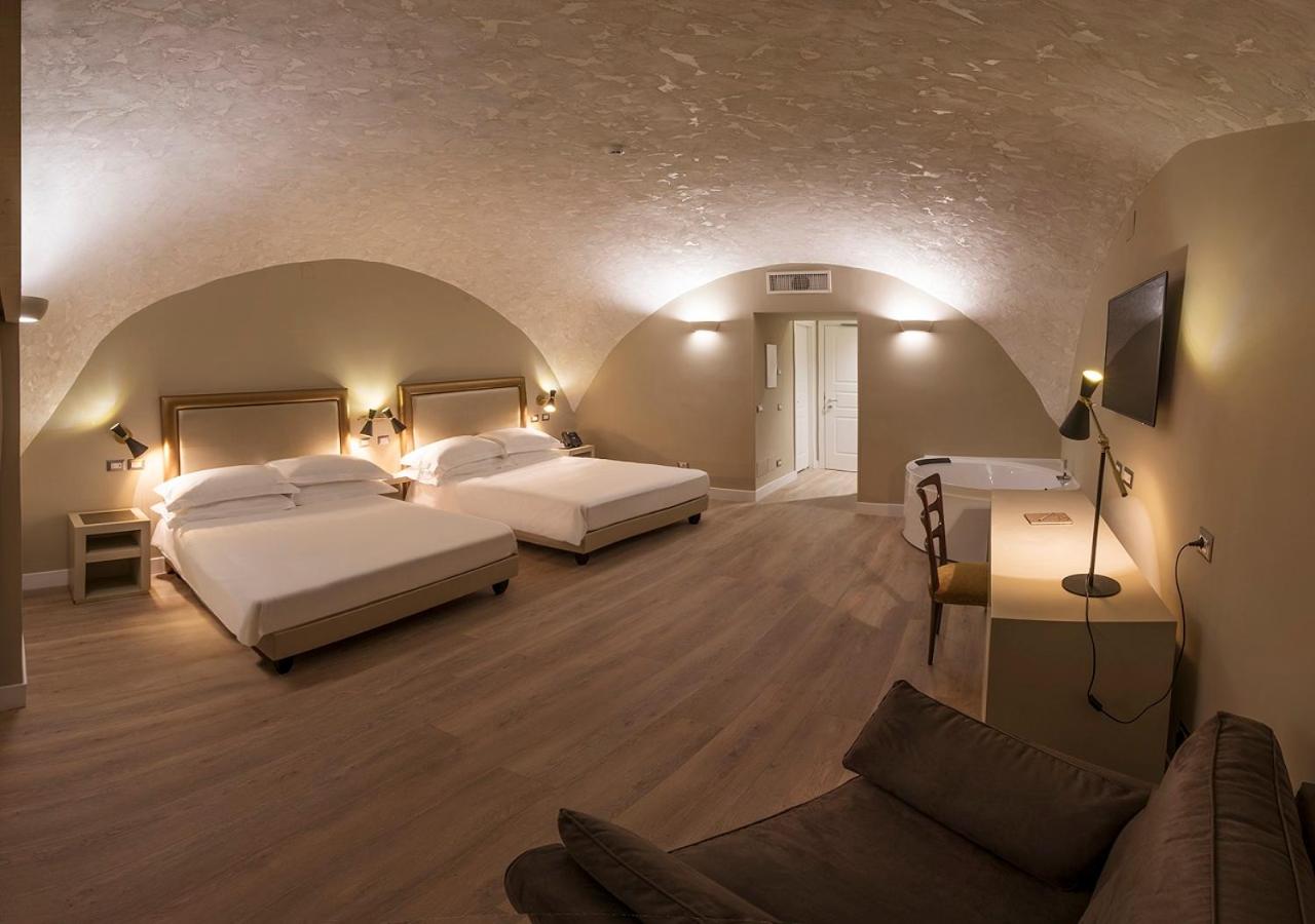 Suite with Double Queen Bed photo 3