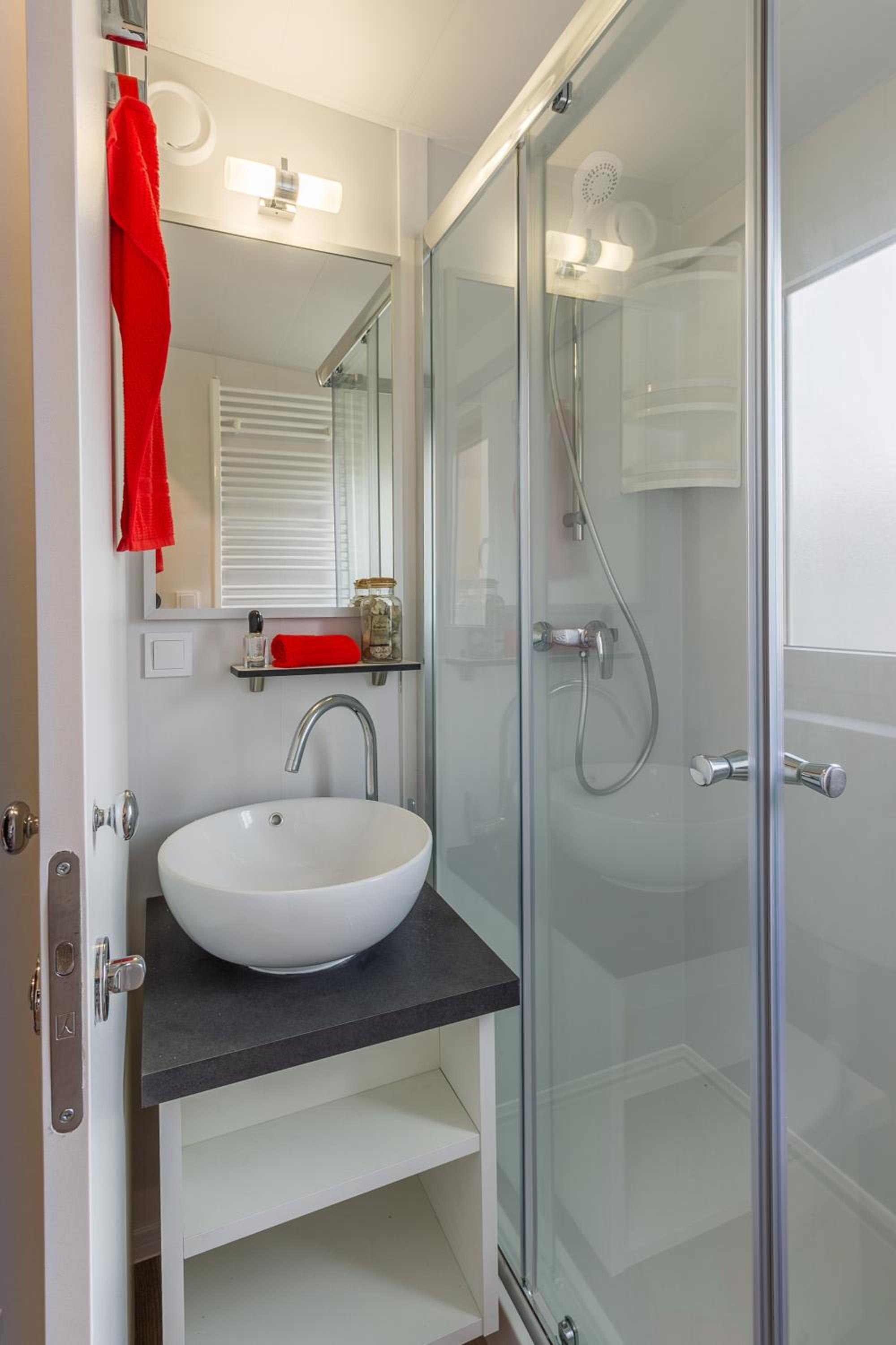 Deluxe Two-Bedroom Mobile Home with Terrace and Lake View - Photo 8