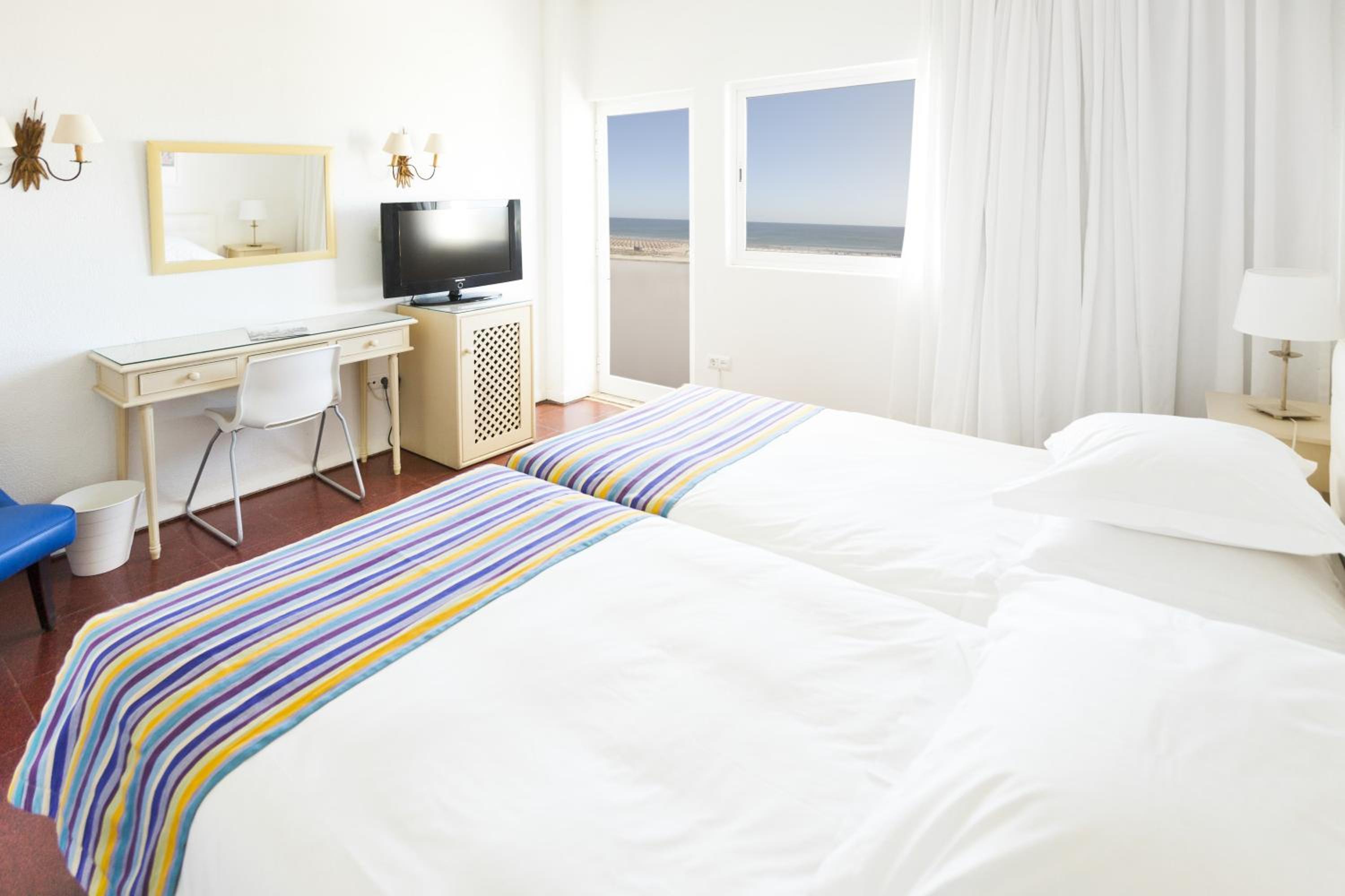 Double Room with Sea View and Balcony - Photo 6