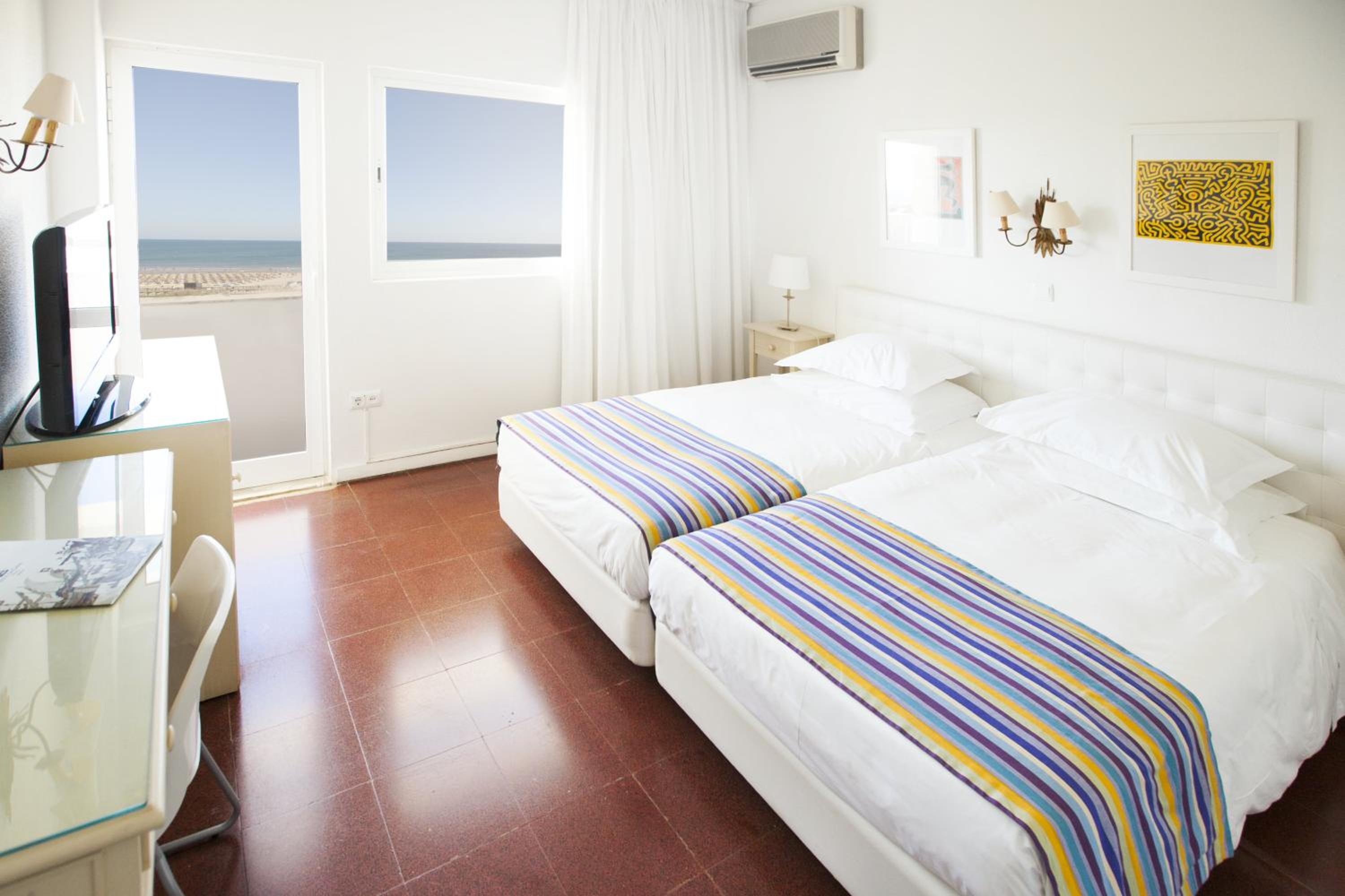 Double Room with Sea View and Balcony - Photo 4