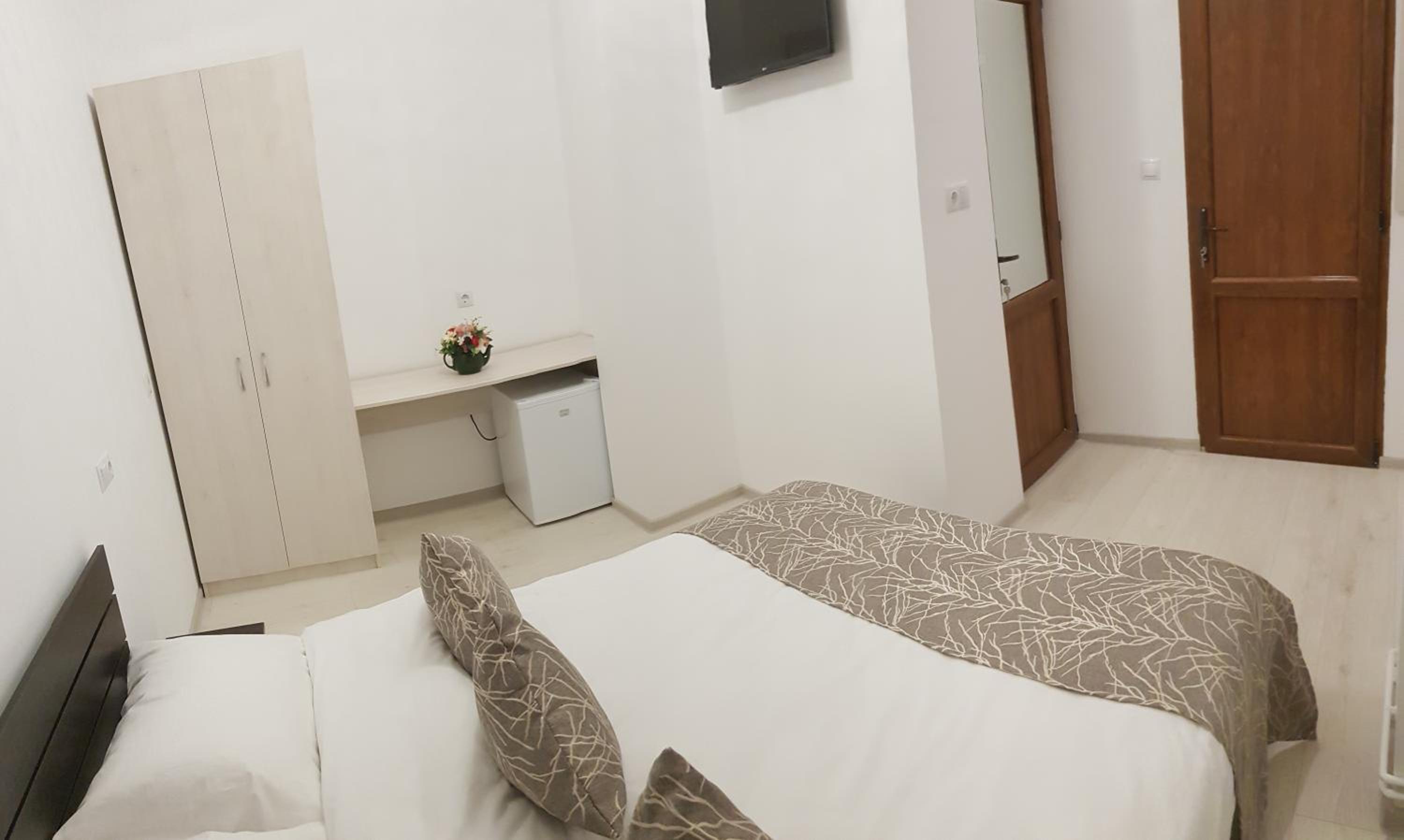 Budget Double Room - Photo 3