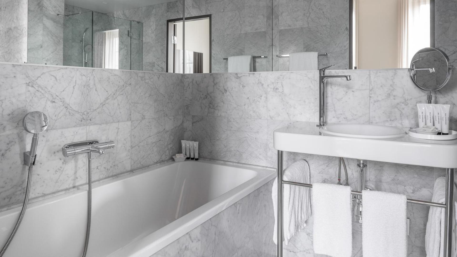 One-Bedroom Suite thumbnail 5