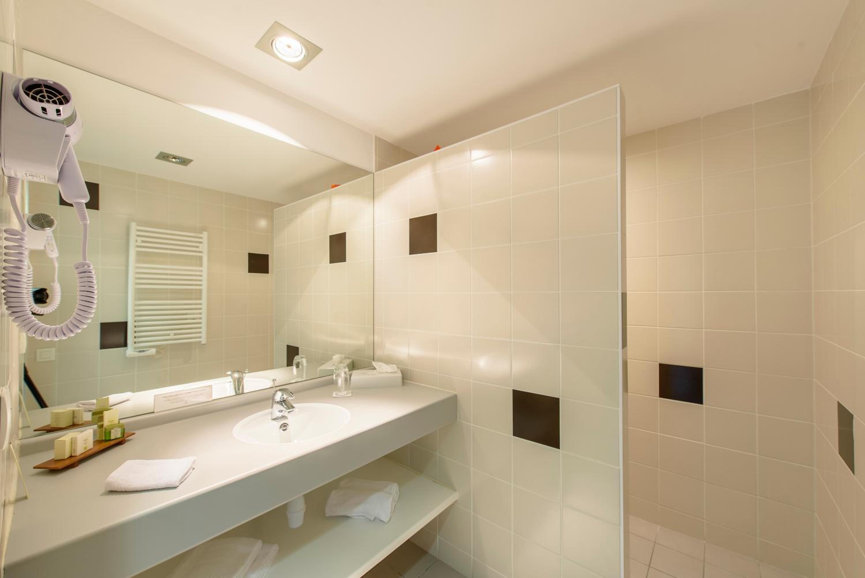 Double Room with Balcony - Photo 6