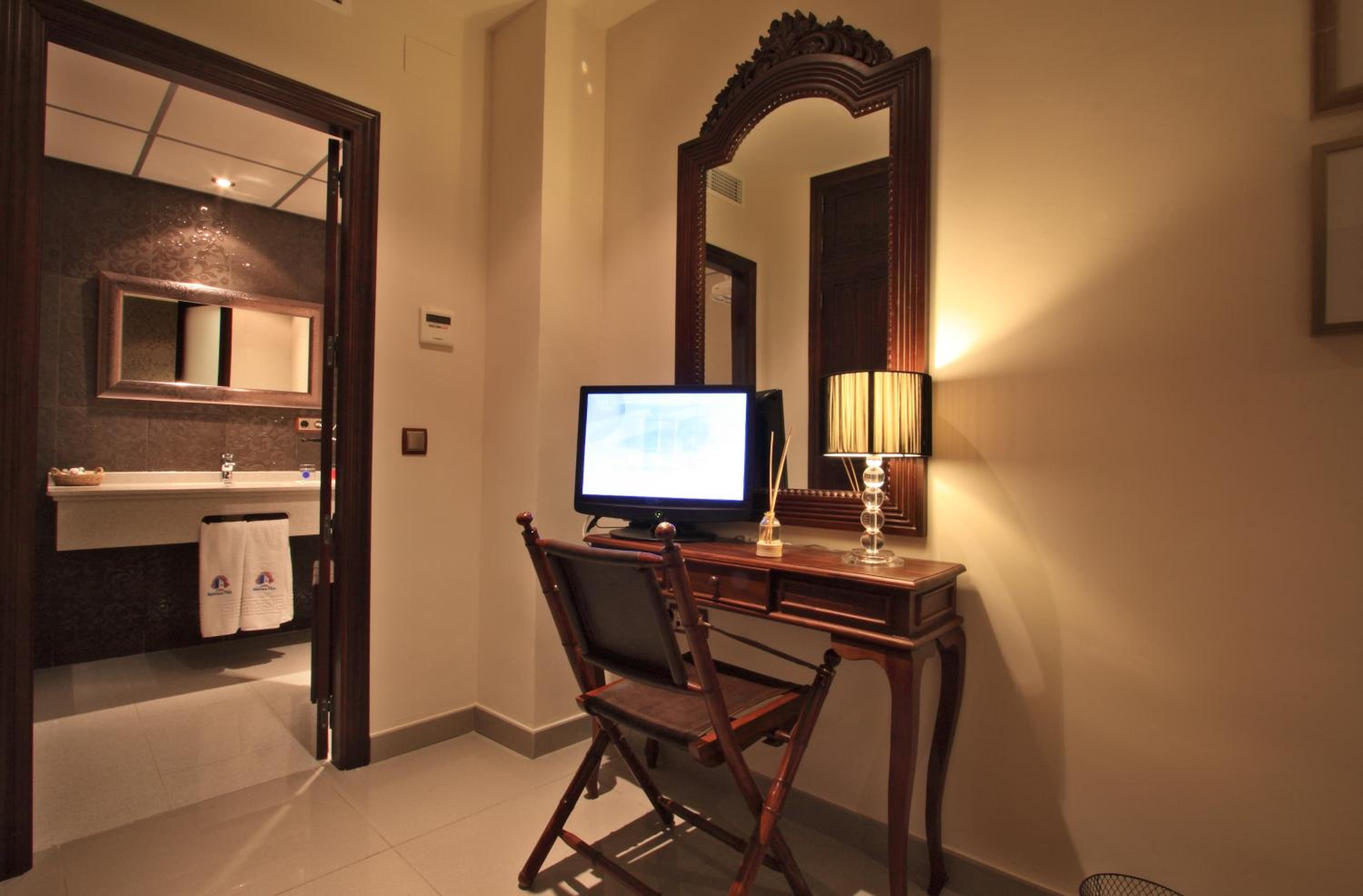 Double or Twin Room with Complimentary Spa Access - Photo 11