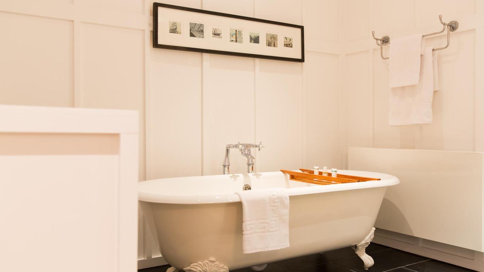 Luxury Double Room with Bath and City View photo 3