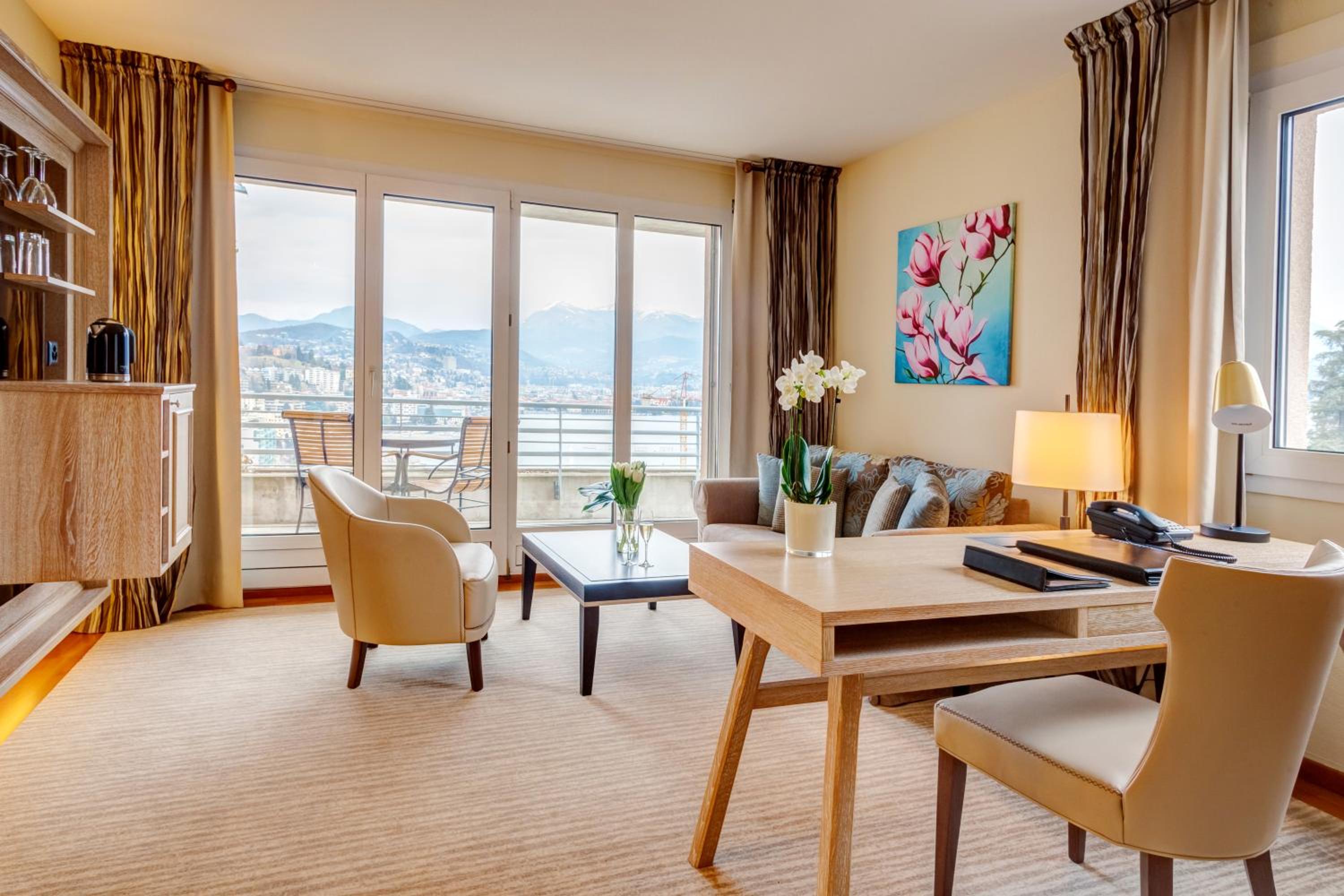 Suite with Lake View - Photo 2