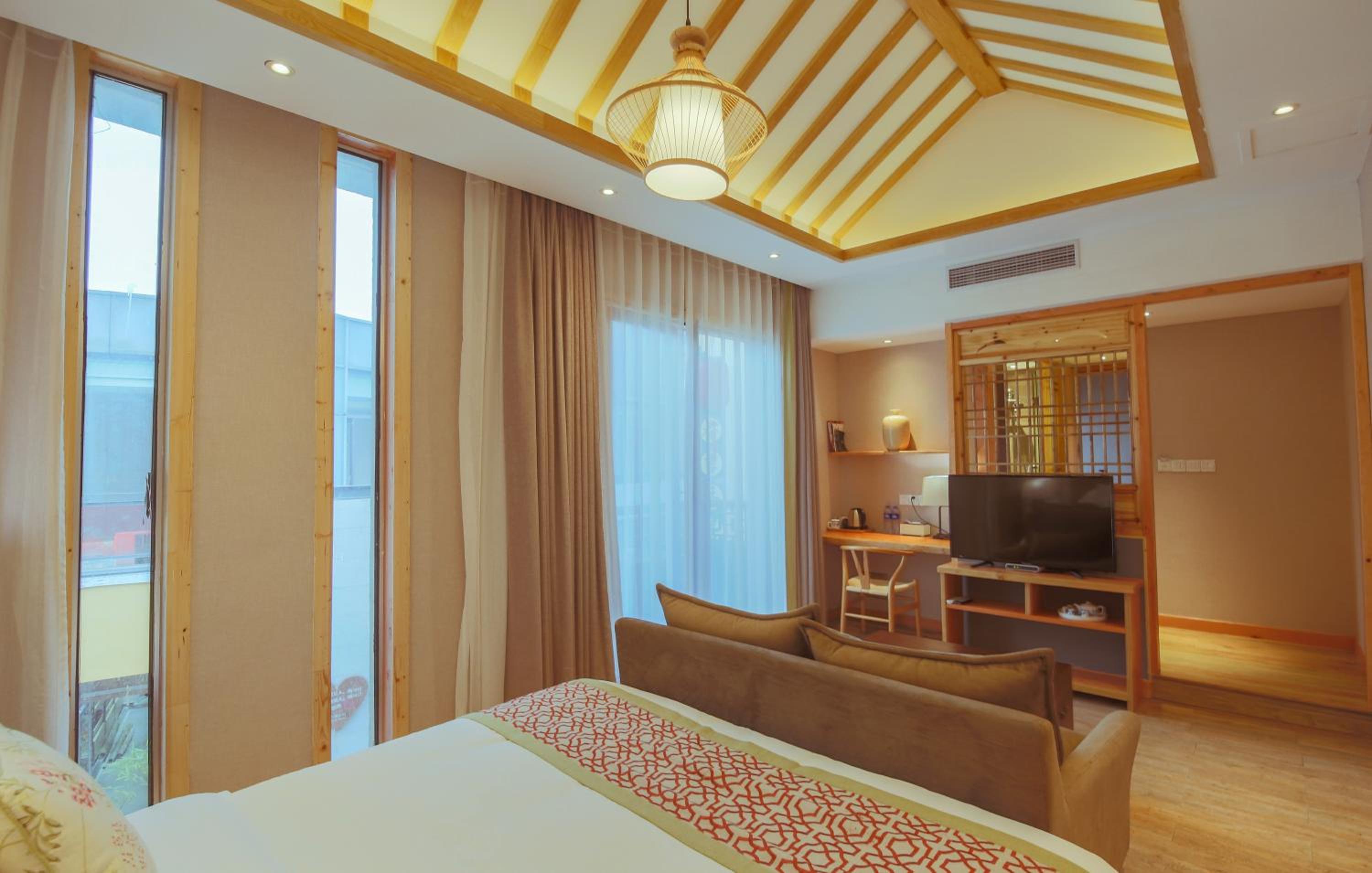 Deluxe Queen Room
