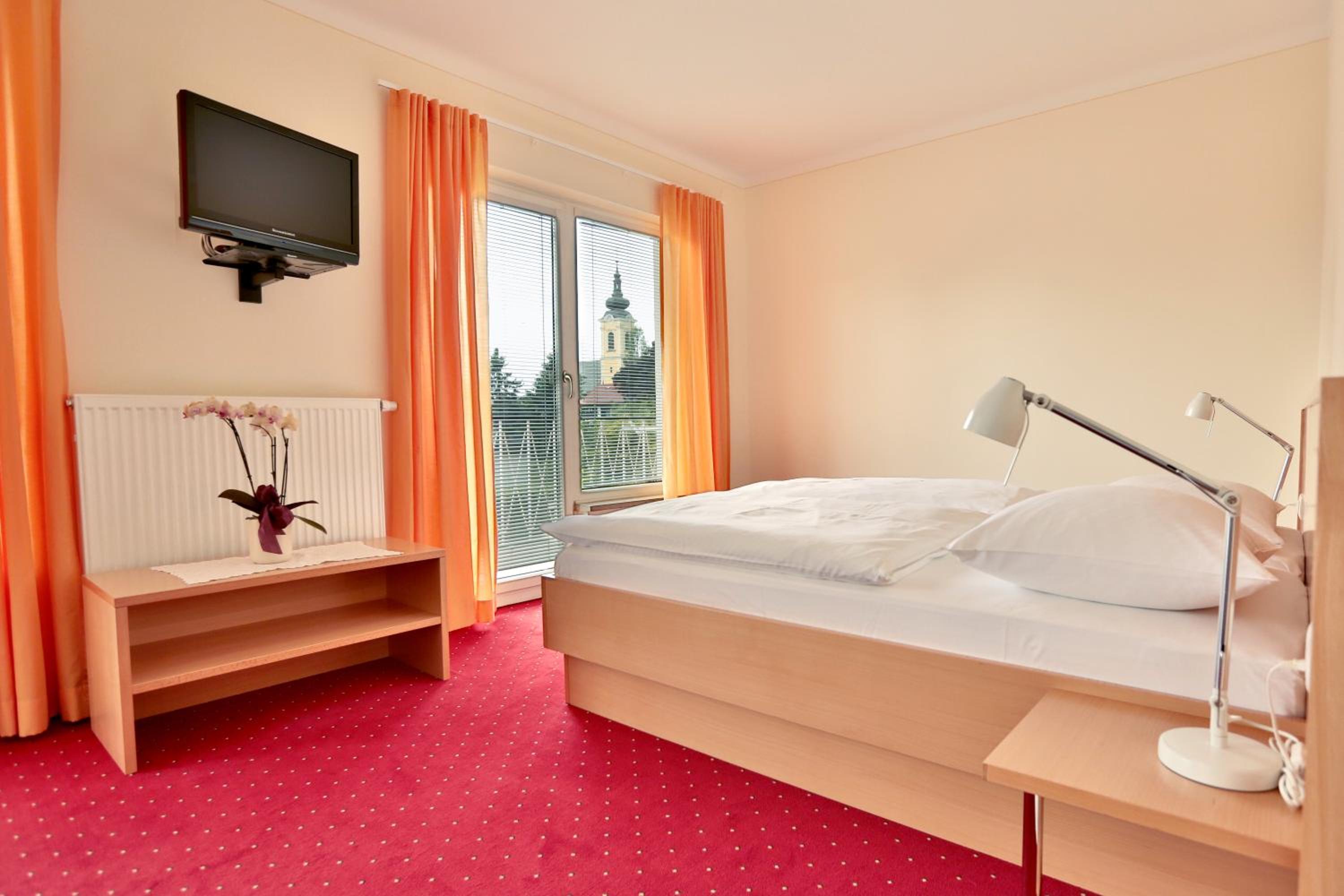Double Room with Balcony - Photo 3