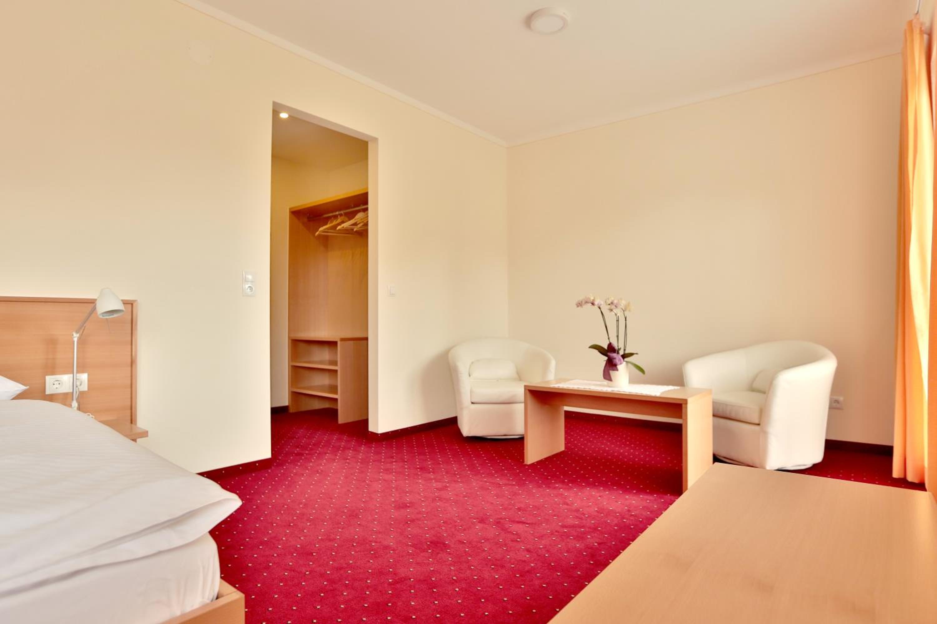 Double Room with Balcony - Photo 4