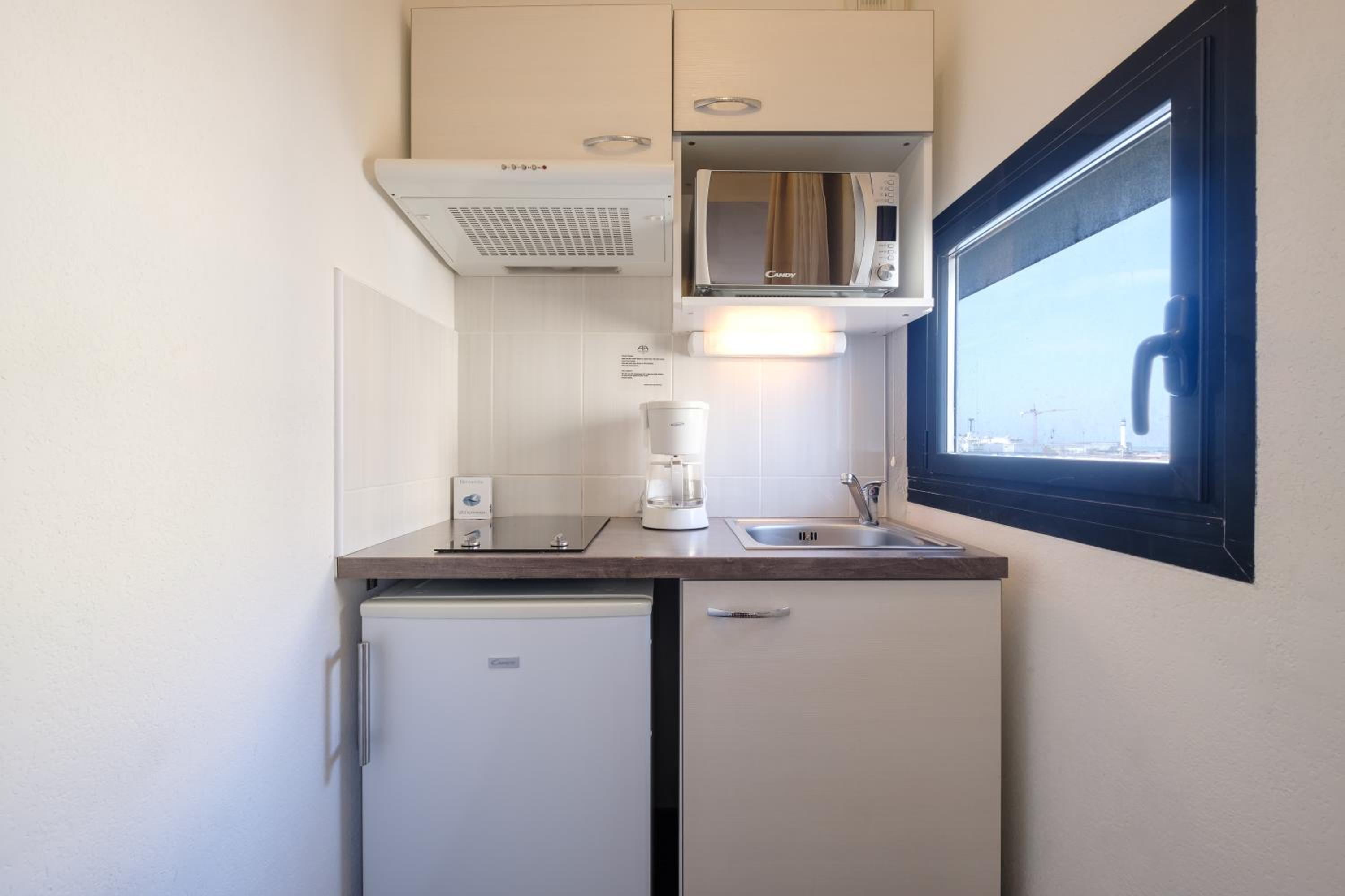 Standard Studio (1-2 Adults) with Double Bed - Photo 2