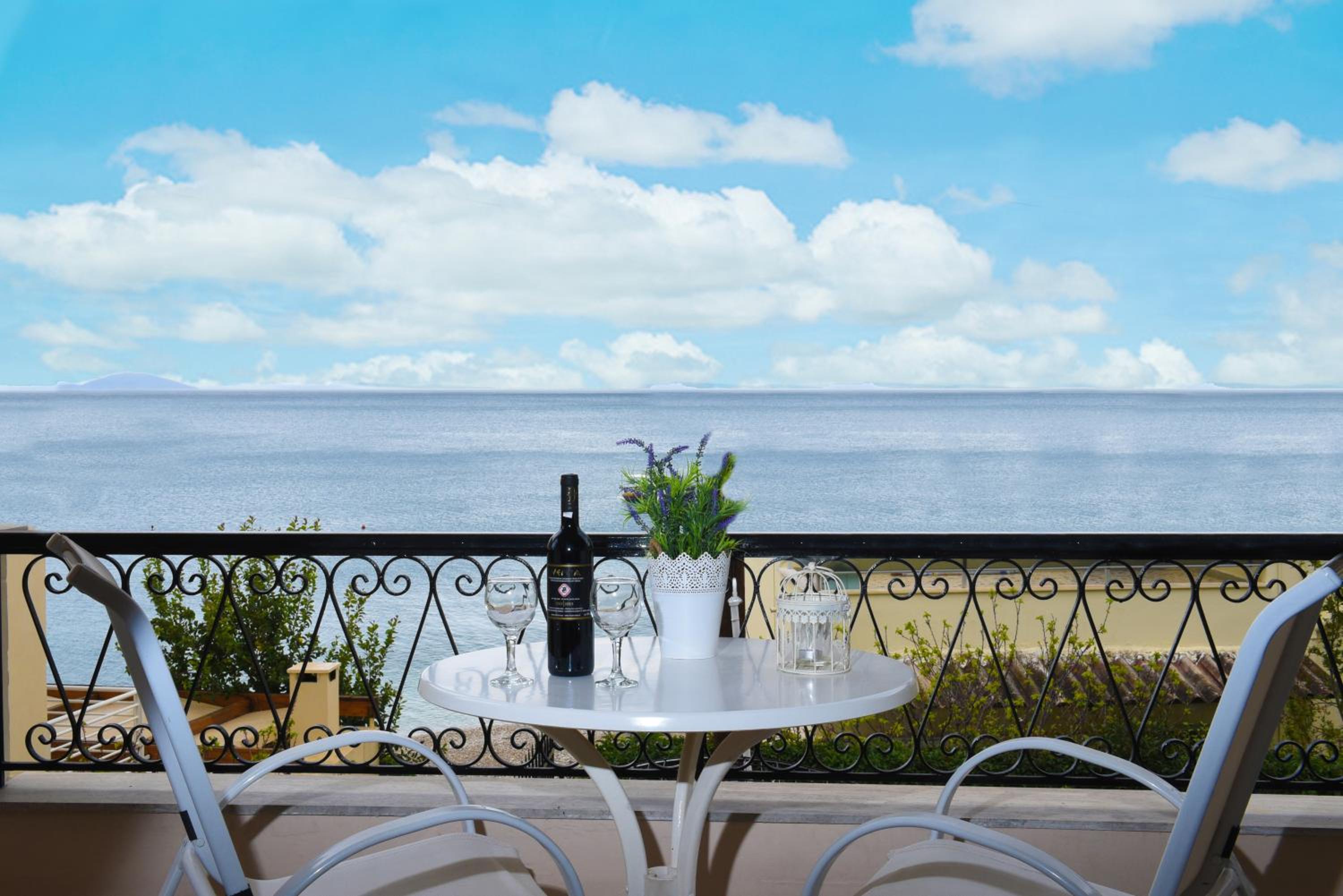 One-Bedroom Apartment with Balcony and Sea View photo 2