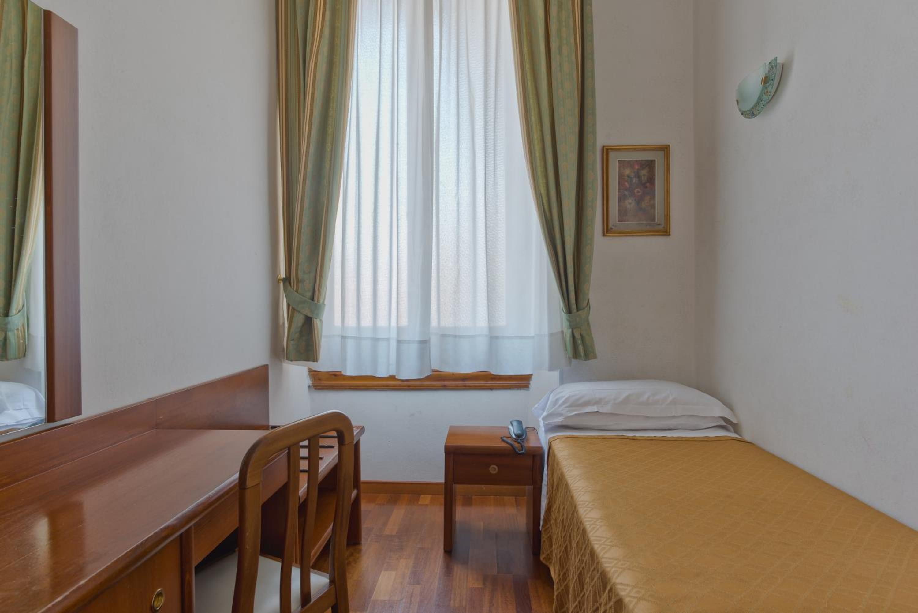 Small Single Room photo 1